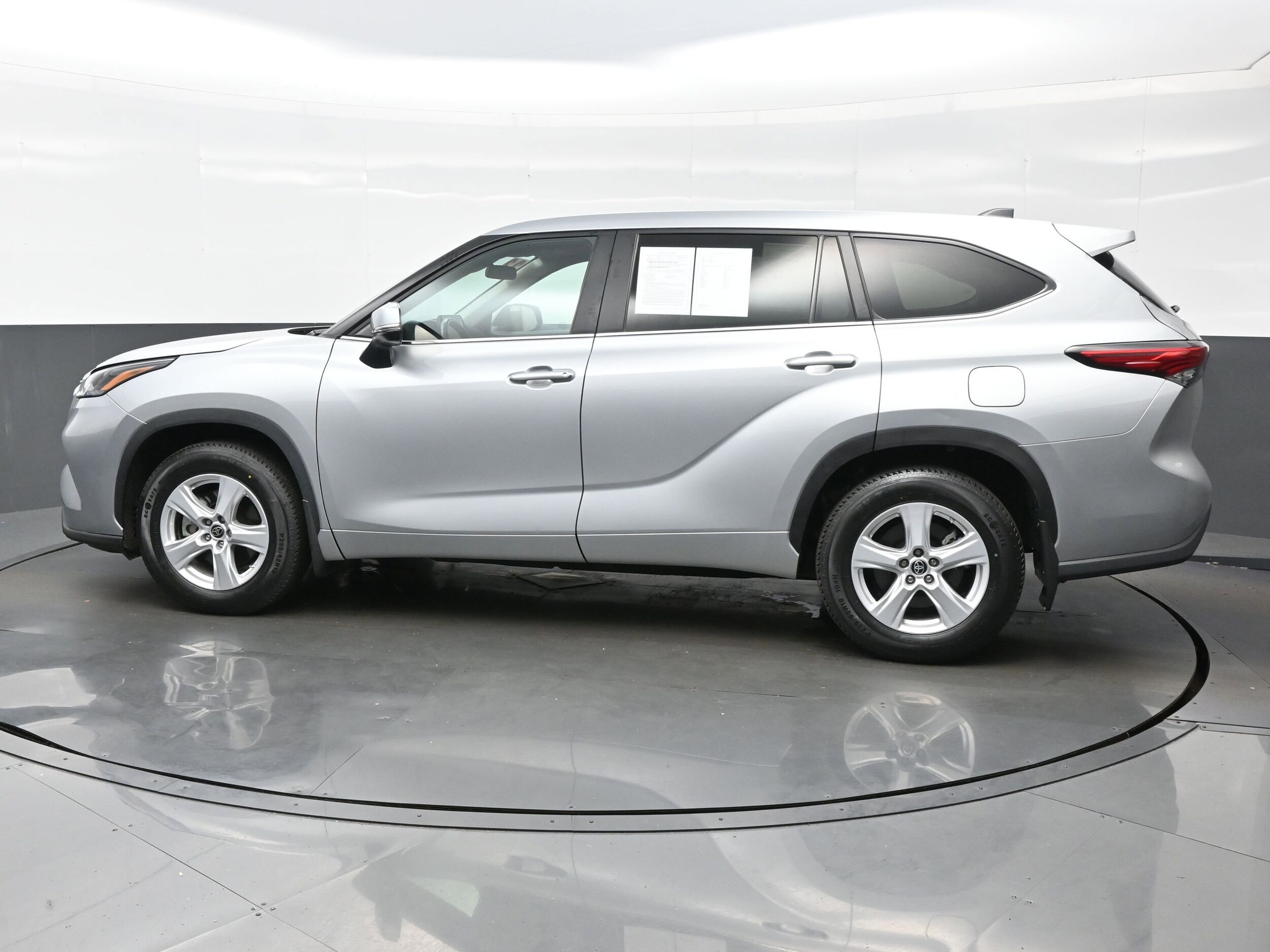 2023 Toyota Highlander LE photo 3