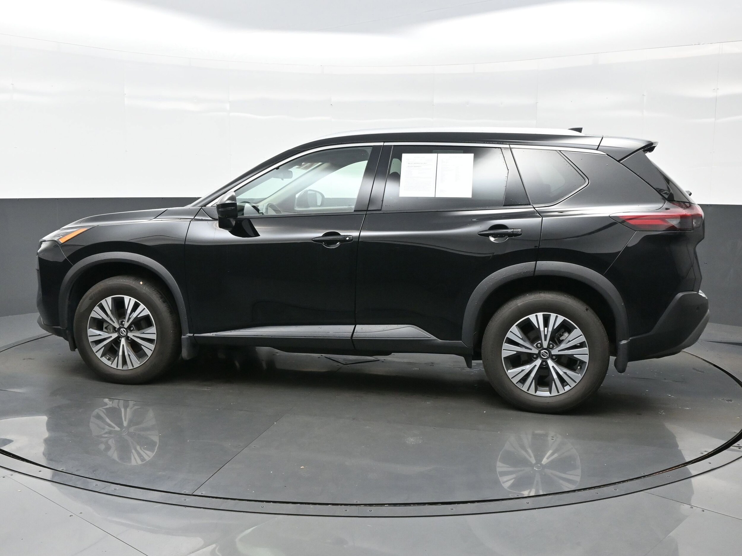 2021 Nissan Rogue SV photo 2