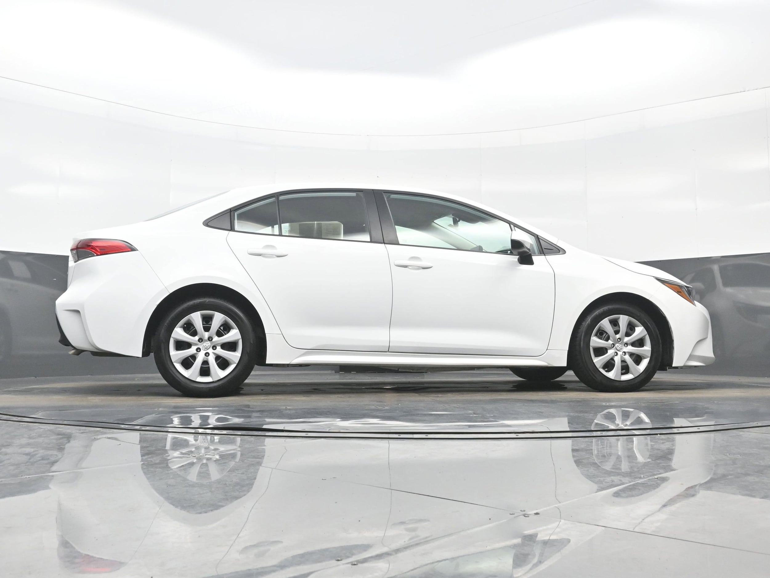 2025 Toyota Corolla LE - Photo 31