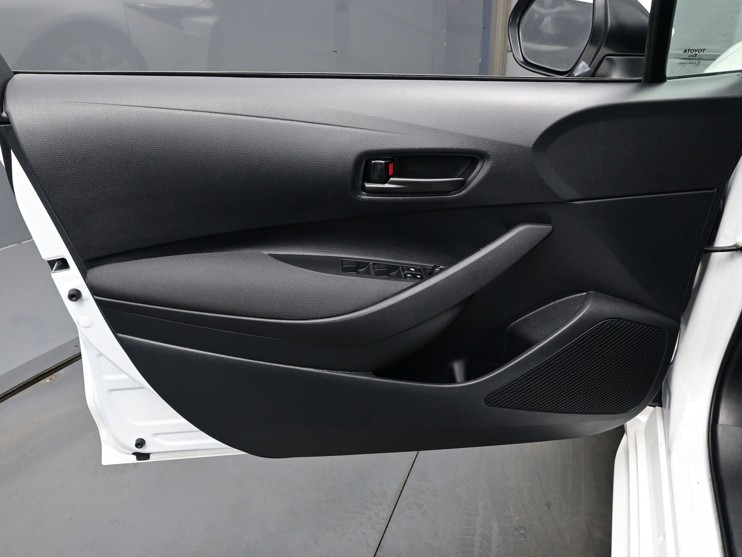 2025 Toyota Corolla LE - Photo 9