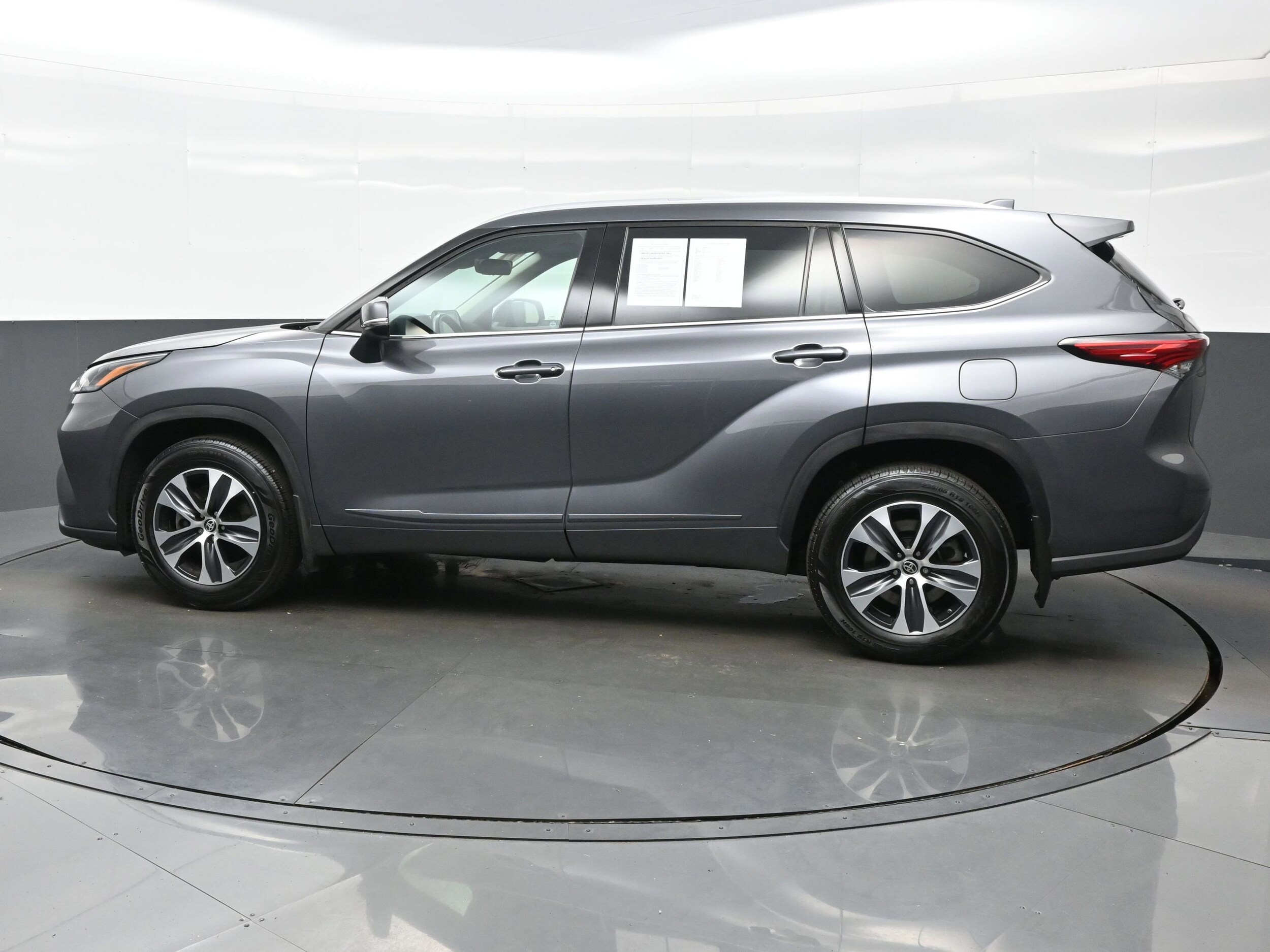 2022 Toyota Highlander XLE photo 3