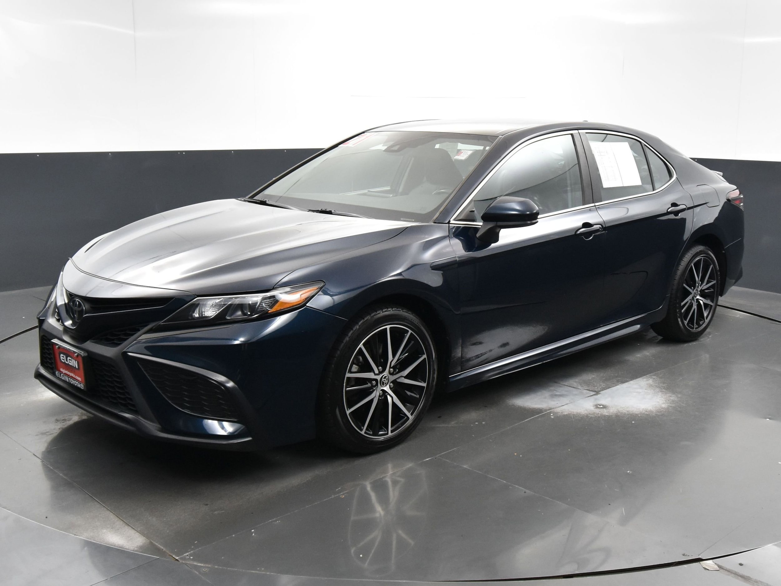 Used 2021 Toyota Camry SE with VIN 4T1G11AK3MU512833 for sale in Streamwood, IL