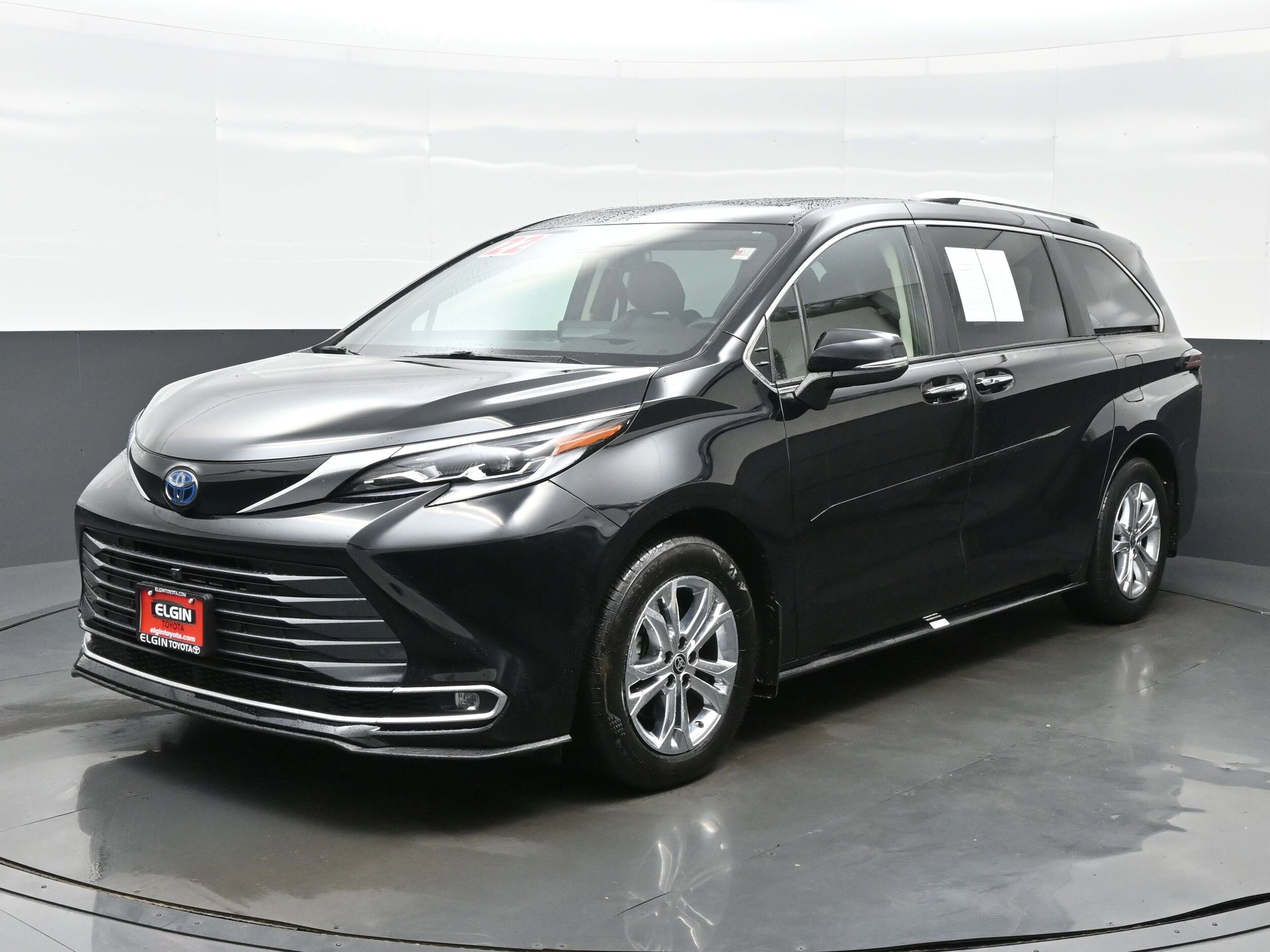 2022 Toyota Sienna Platinum photo 2