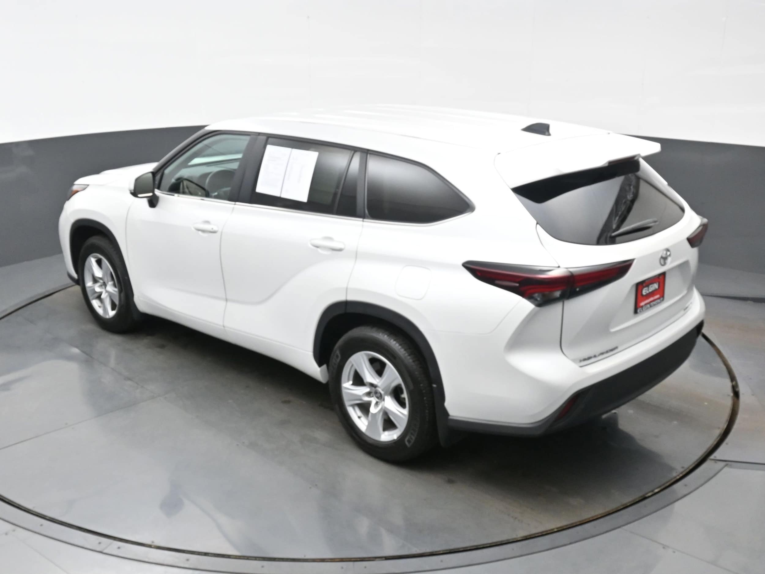 2024 Toyota Highlander LE - Photo 38