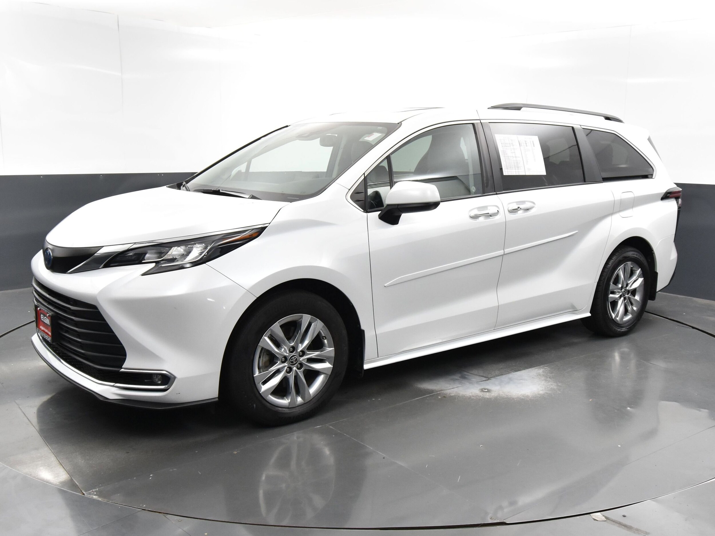 Used 2022 Toyota Sienna XLE with VIN 5TDJRKEC8NS097137 for sale in Streamwood, IL