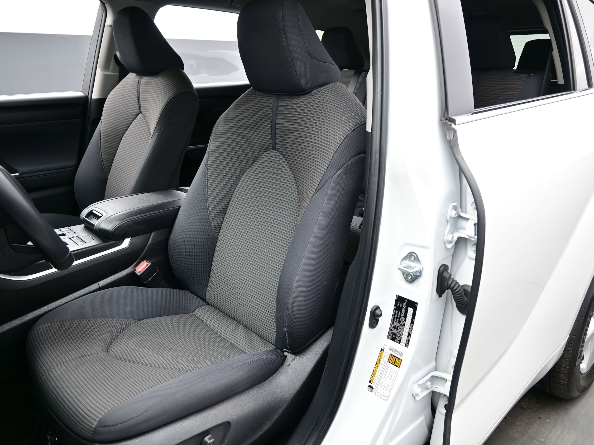 2024 Toyota Highlander LE - Photo 12