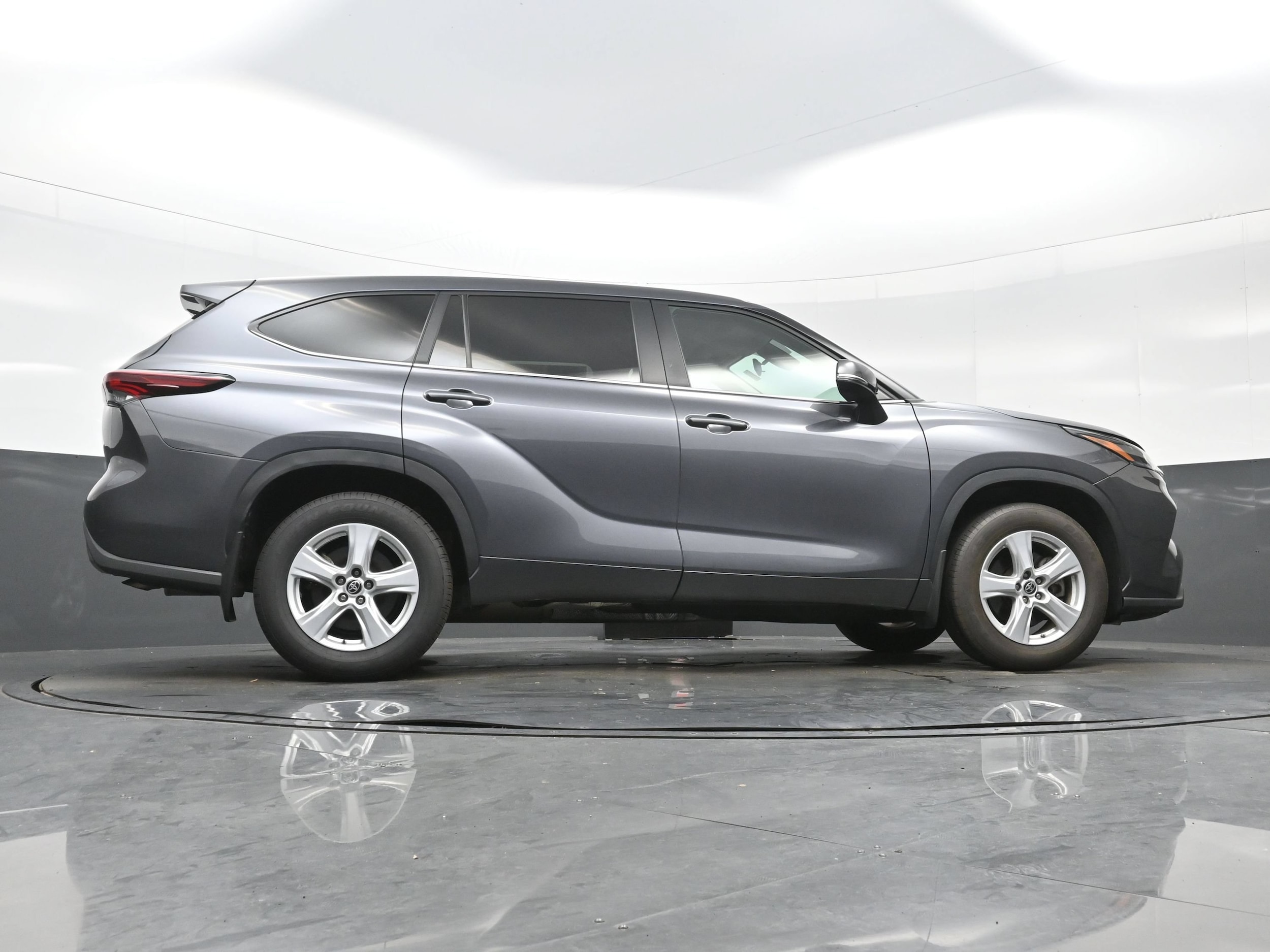 2024 Toyota Highlander LE - Photo 34