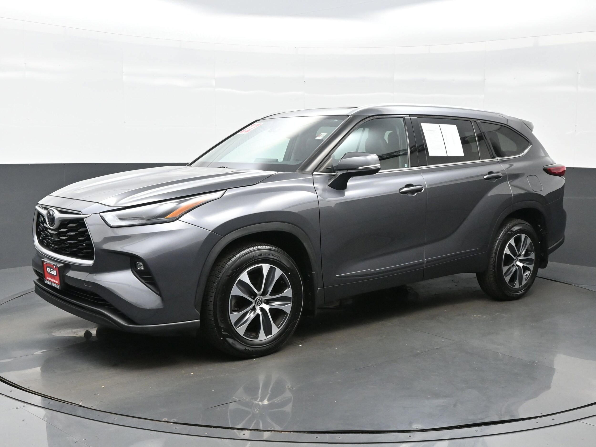2022 Toyota Highlander XLE photo 2