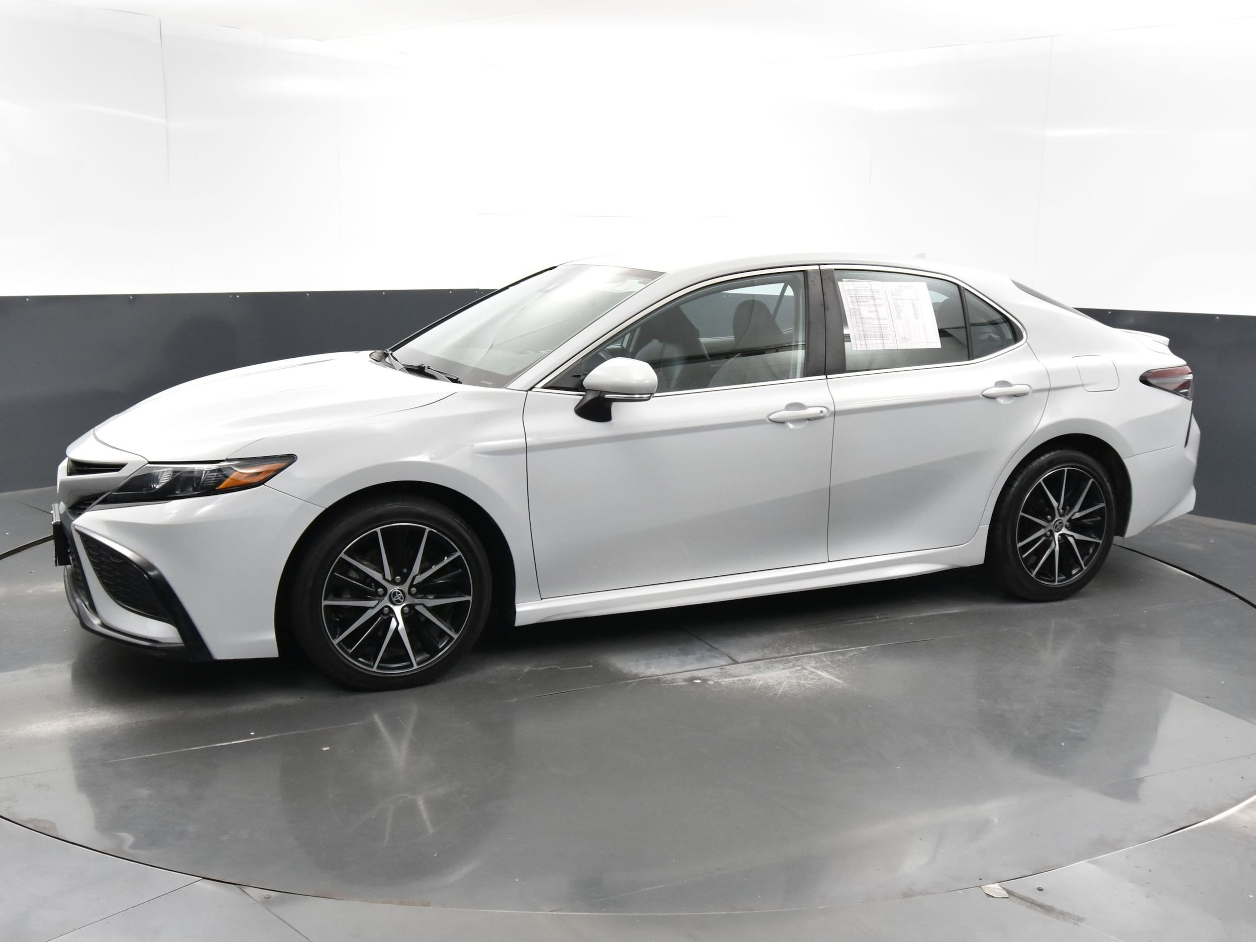 Used 2022 Toyota Camry SE with VIN 4T1G11AK0NU054380 for sale in Streamwood, IL