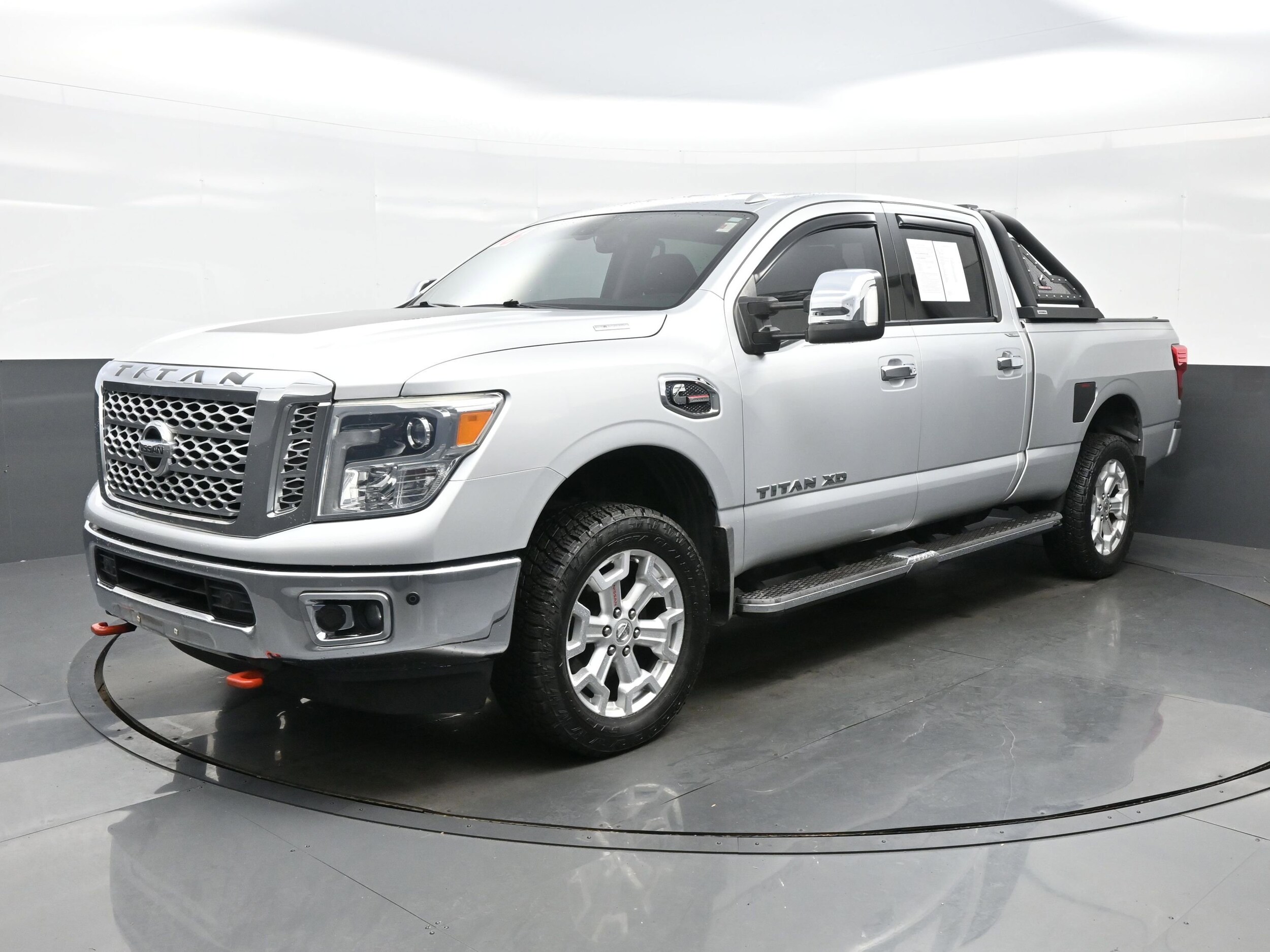 2016 Nissan Titan SL photo 2