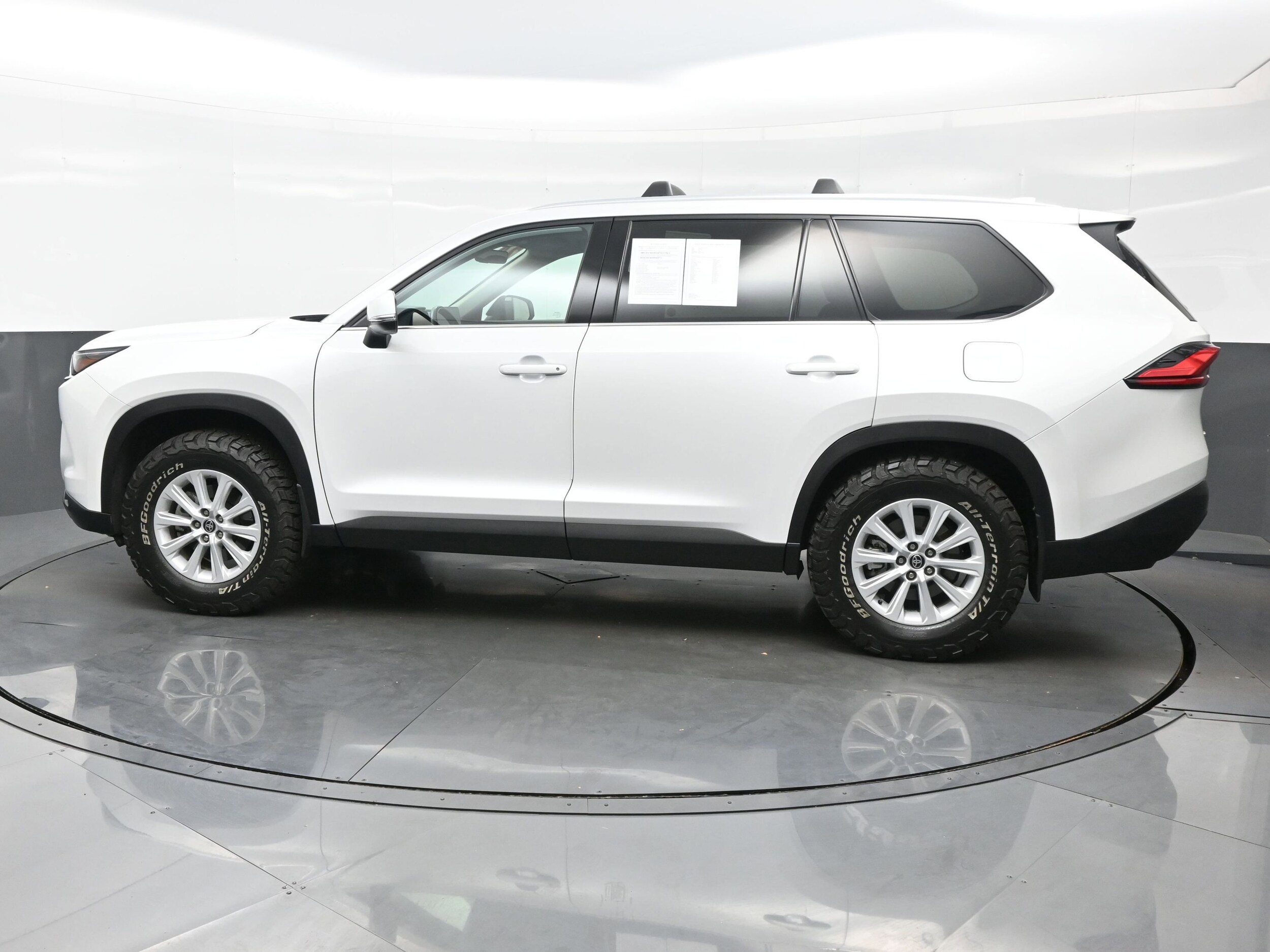 2024 Toyota Highlander Hybrid XLE photo 3