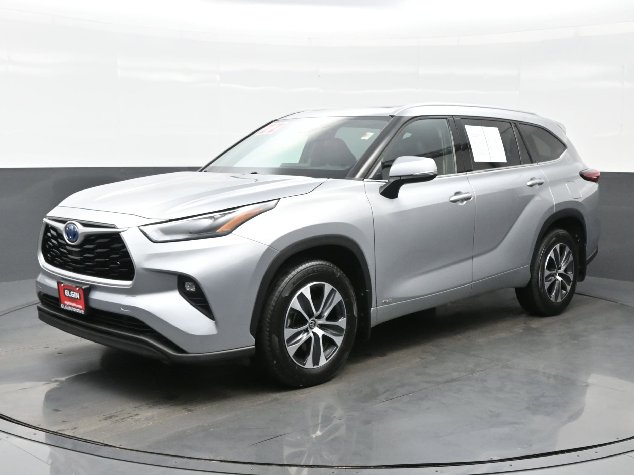 Used 2022 Toyota Highlander XLE with VIN 5TDGBRCH8NS553532 for sale in Streamwood, IL