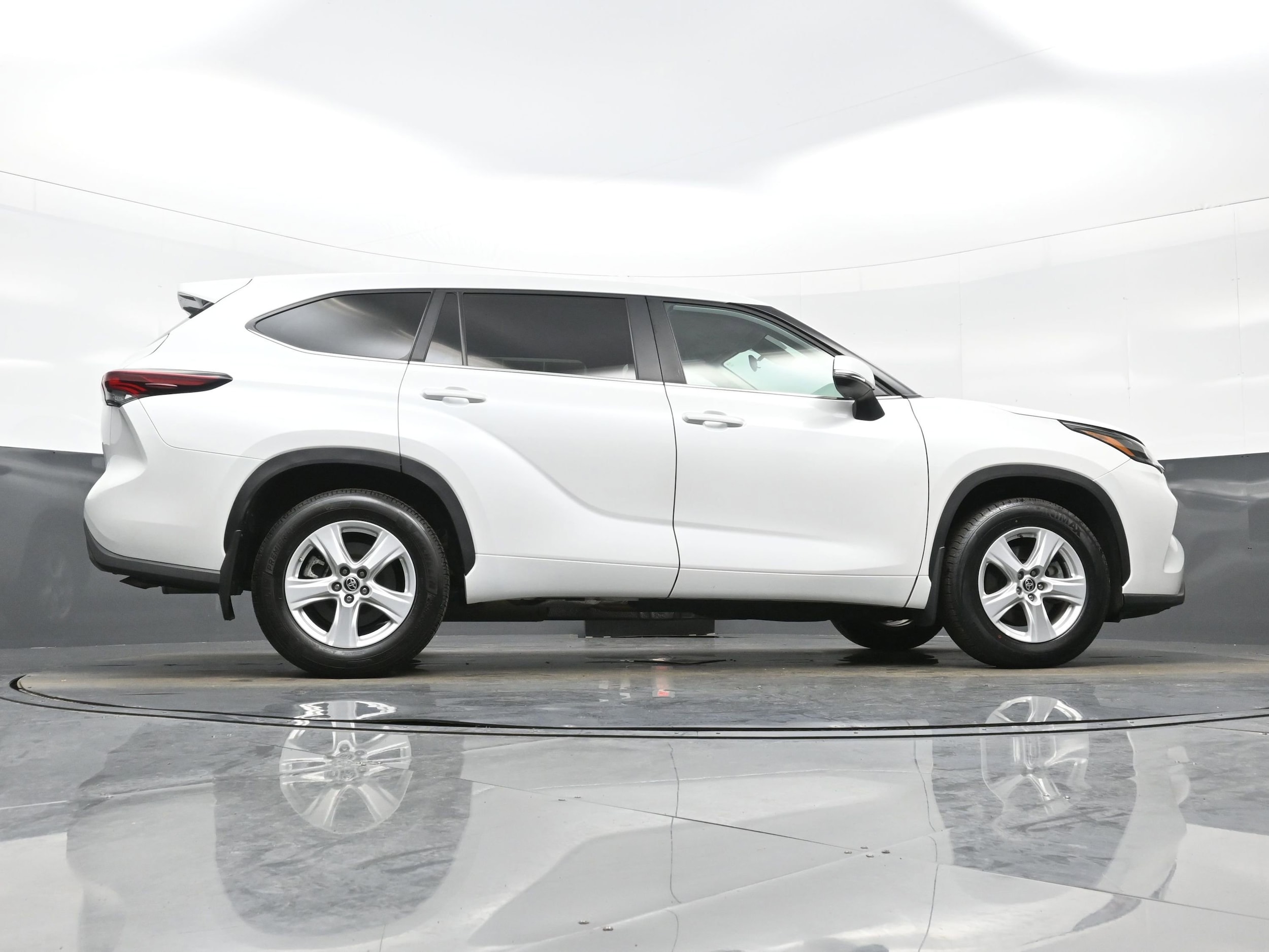 2024 Toyota Highlander LE - Photo 33