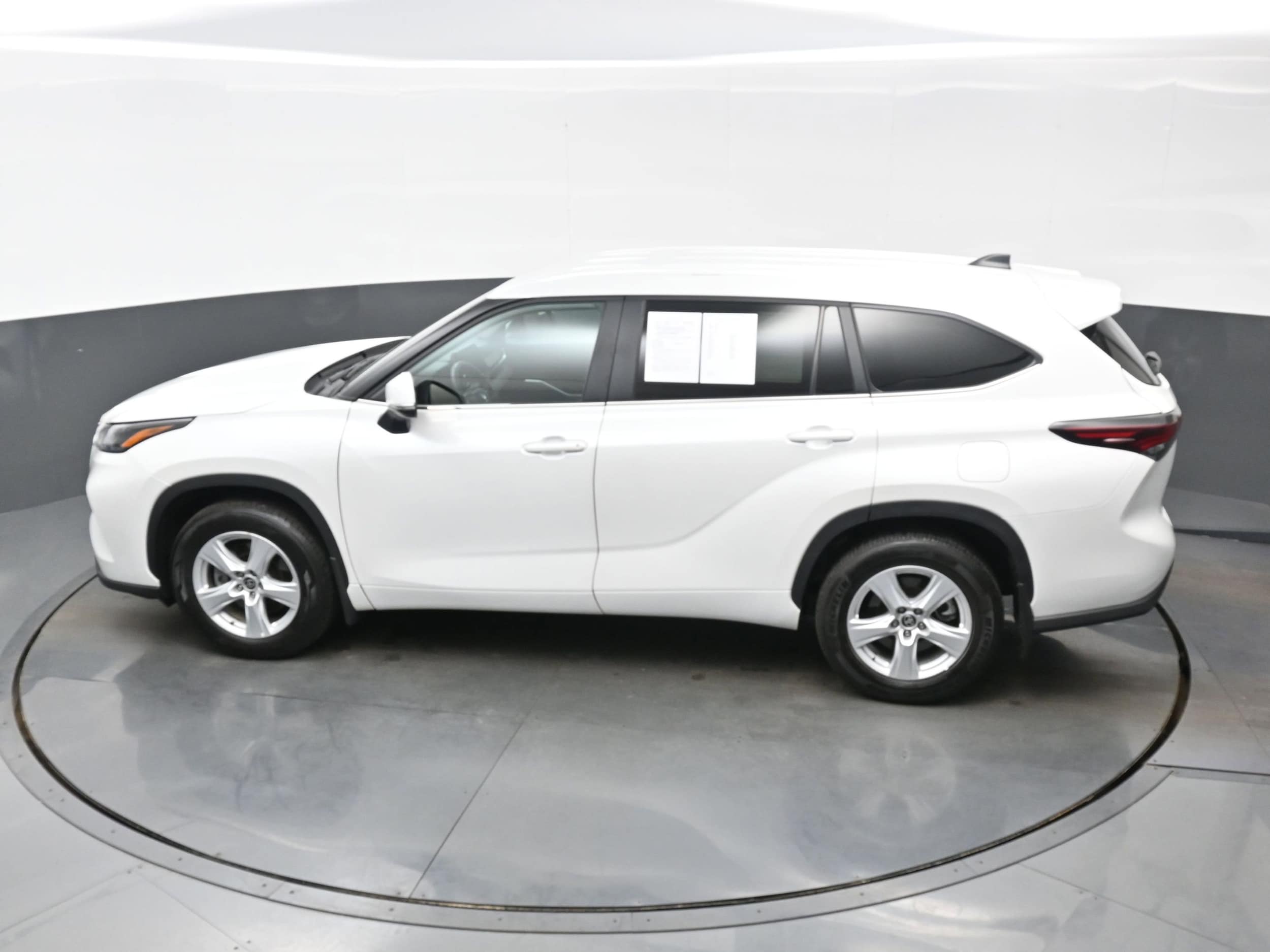 2024 Toyota Highlander LE - Photo 37