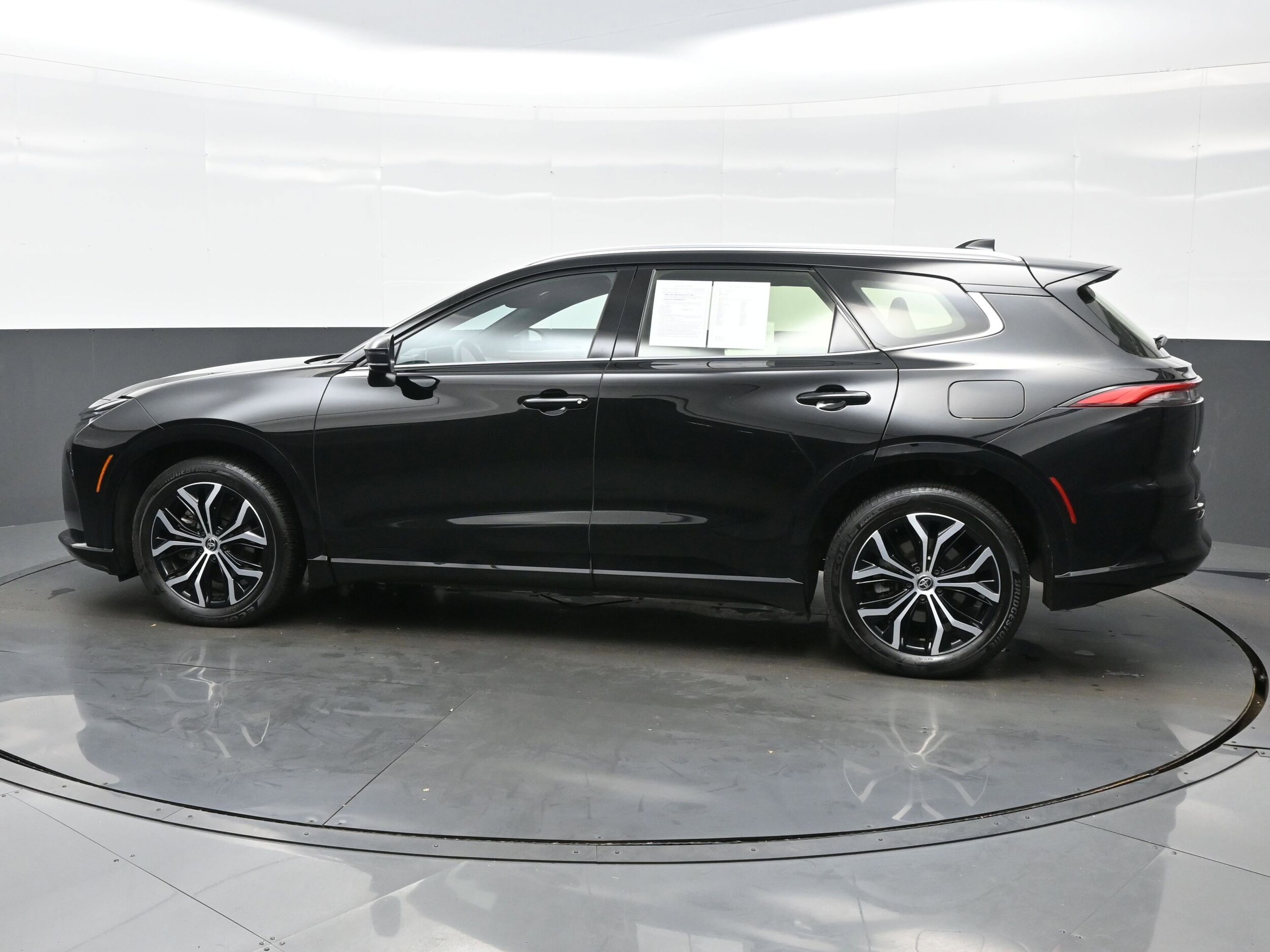 2025 Toyota Crown Signia XLE photo 3