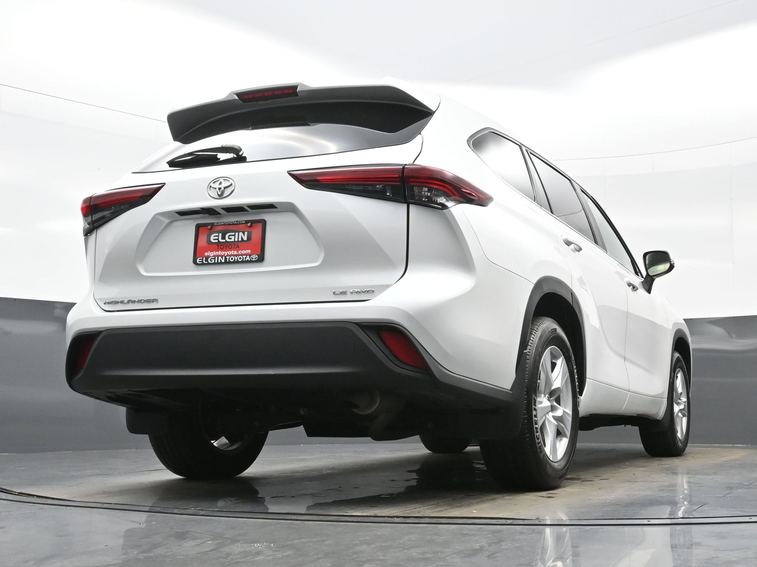 2024 Toyota Highlander LE - Photo 31