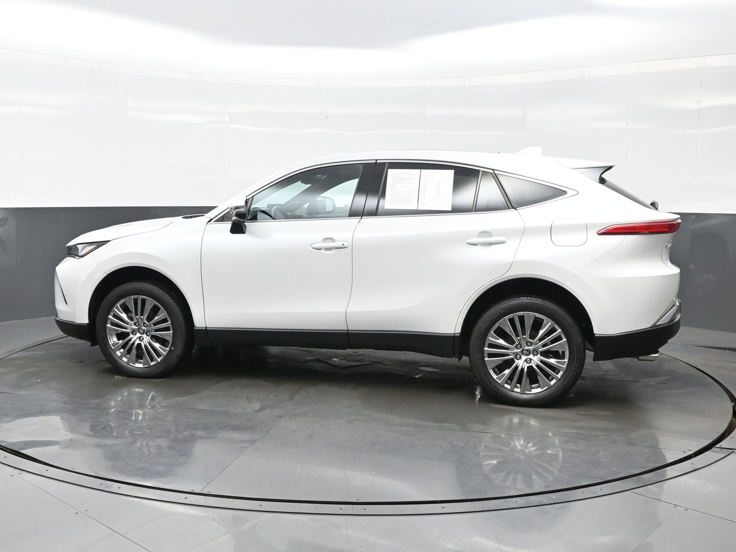 2023 Toyota Venza Limited photo 3