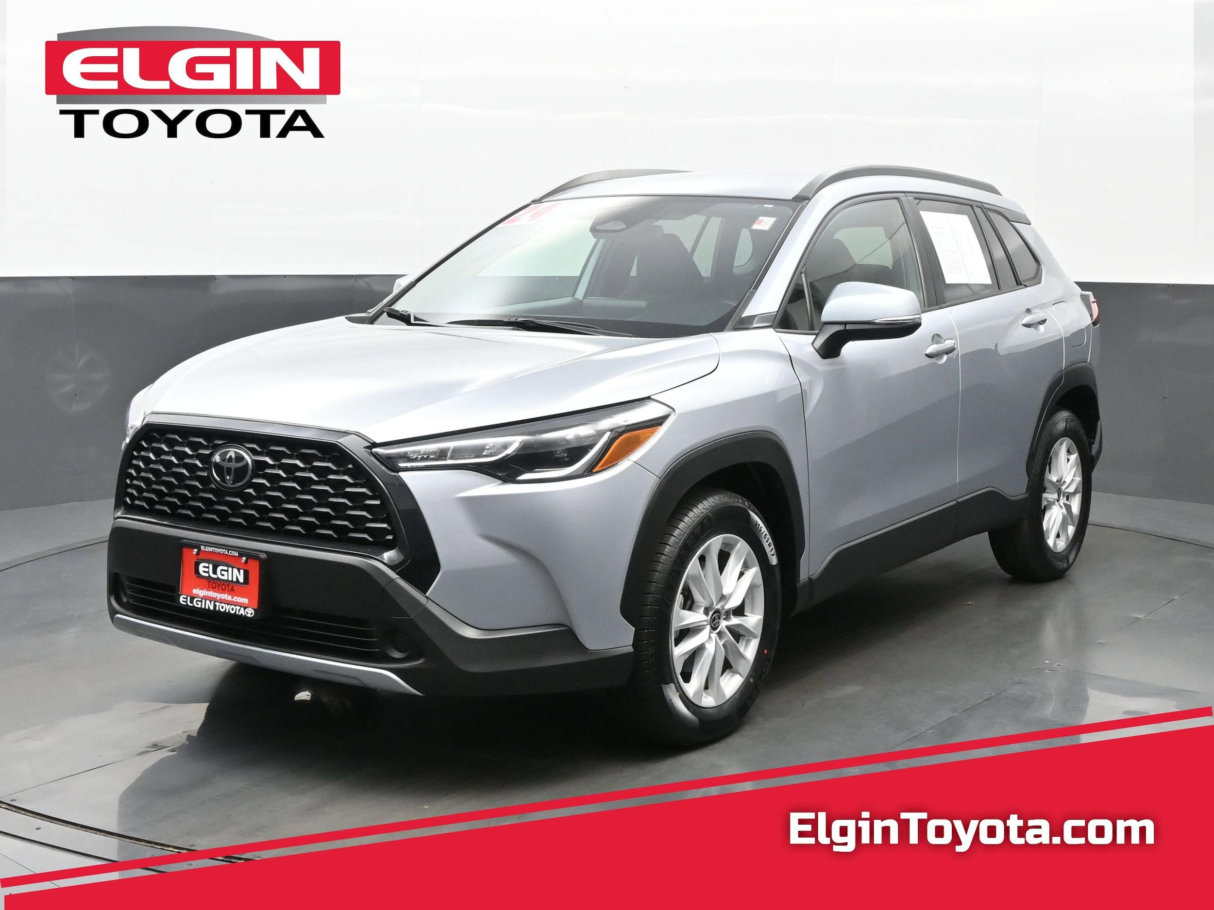 2024 Toyota Corolla Cross LE's photo