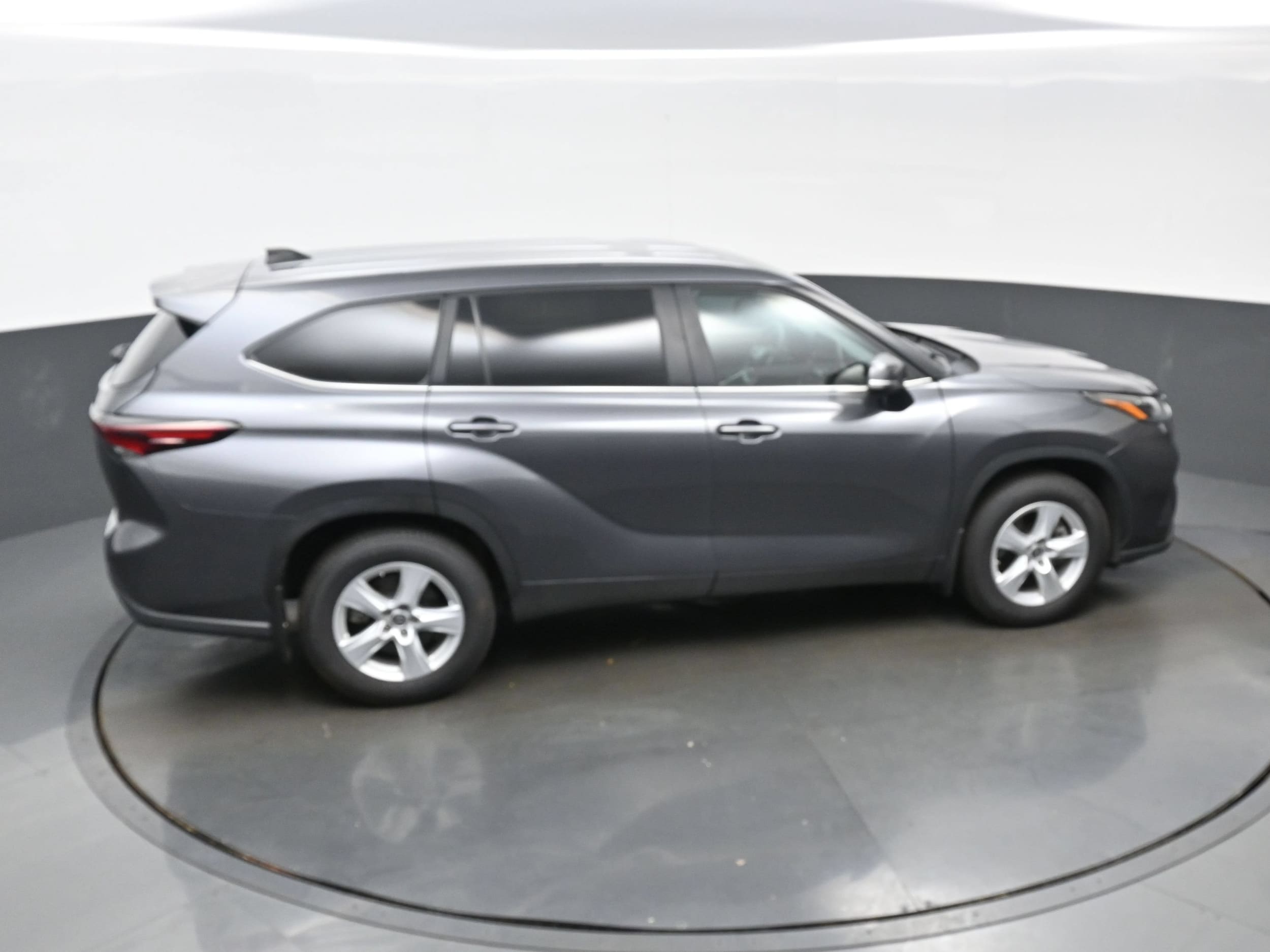 2024 Toyota Highlander LE - Photo 42