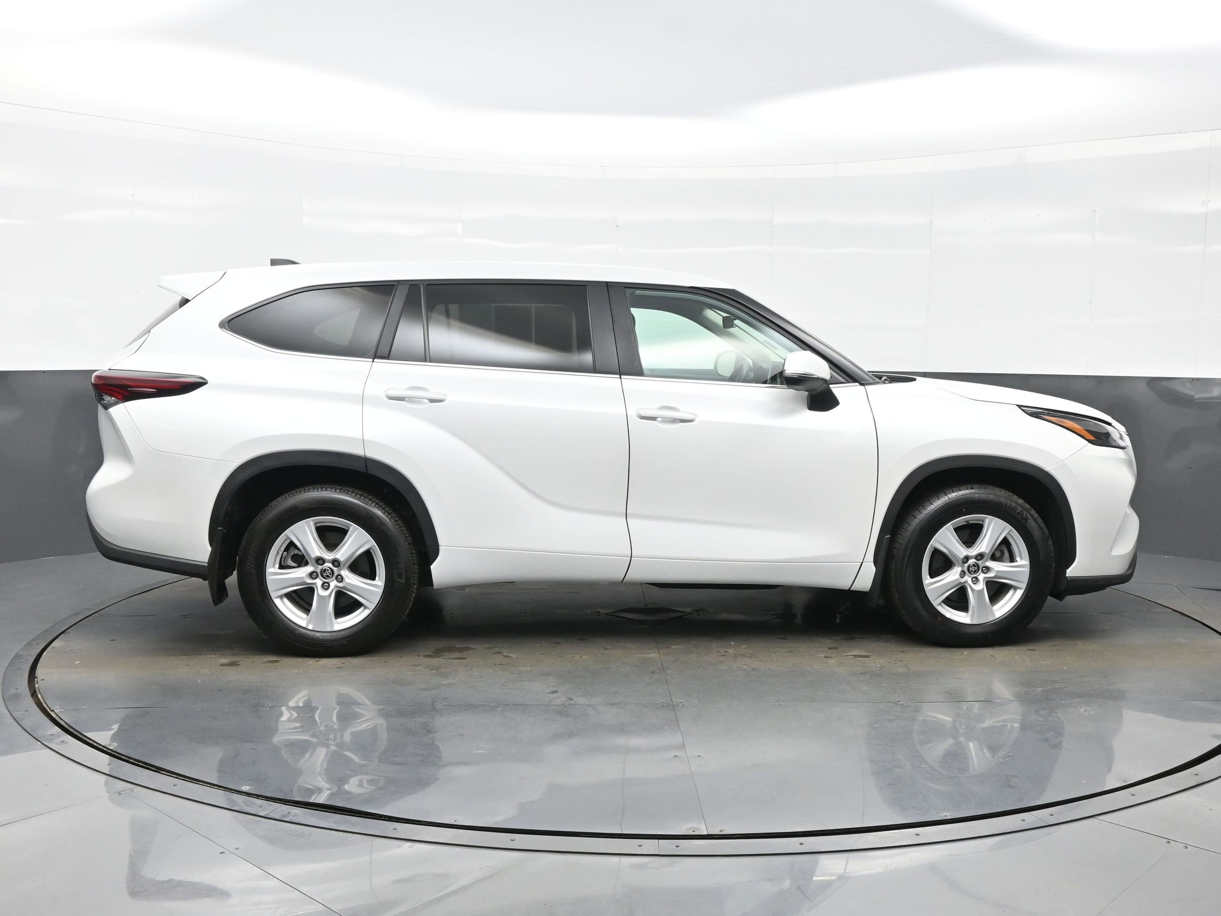 2024 Toyota Highlander LE - Photo 7