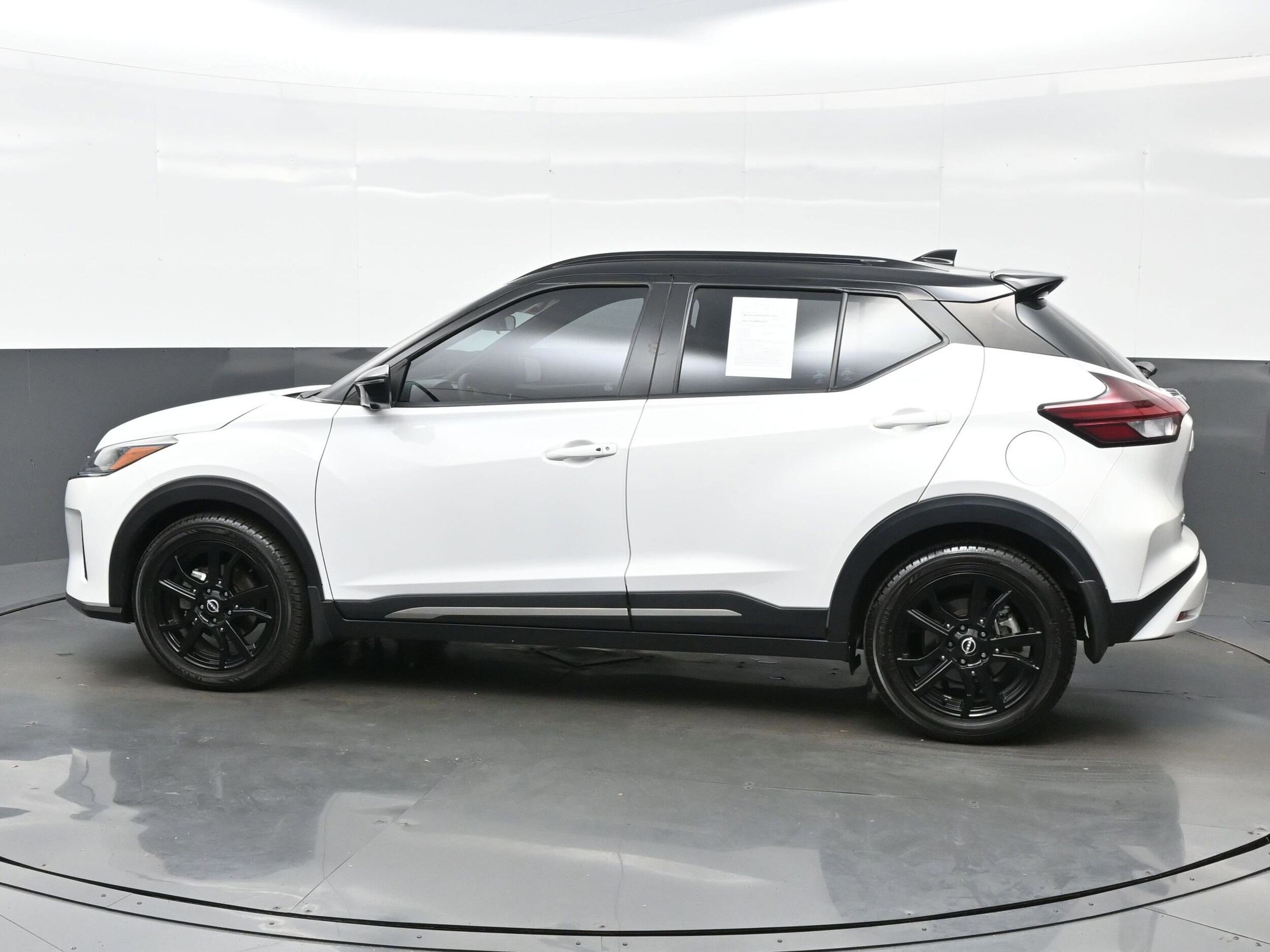 2023 Nissan Kicks SR photo 2