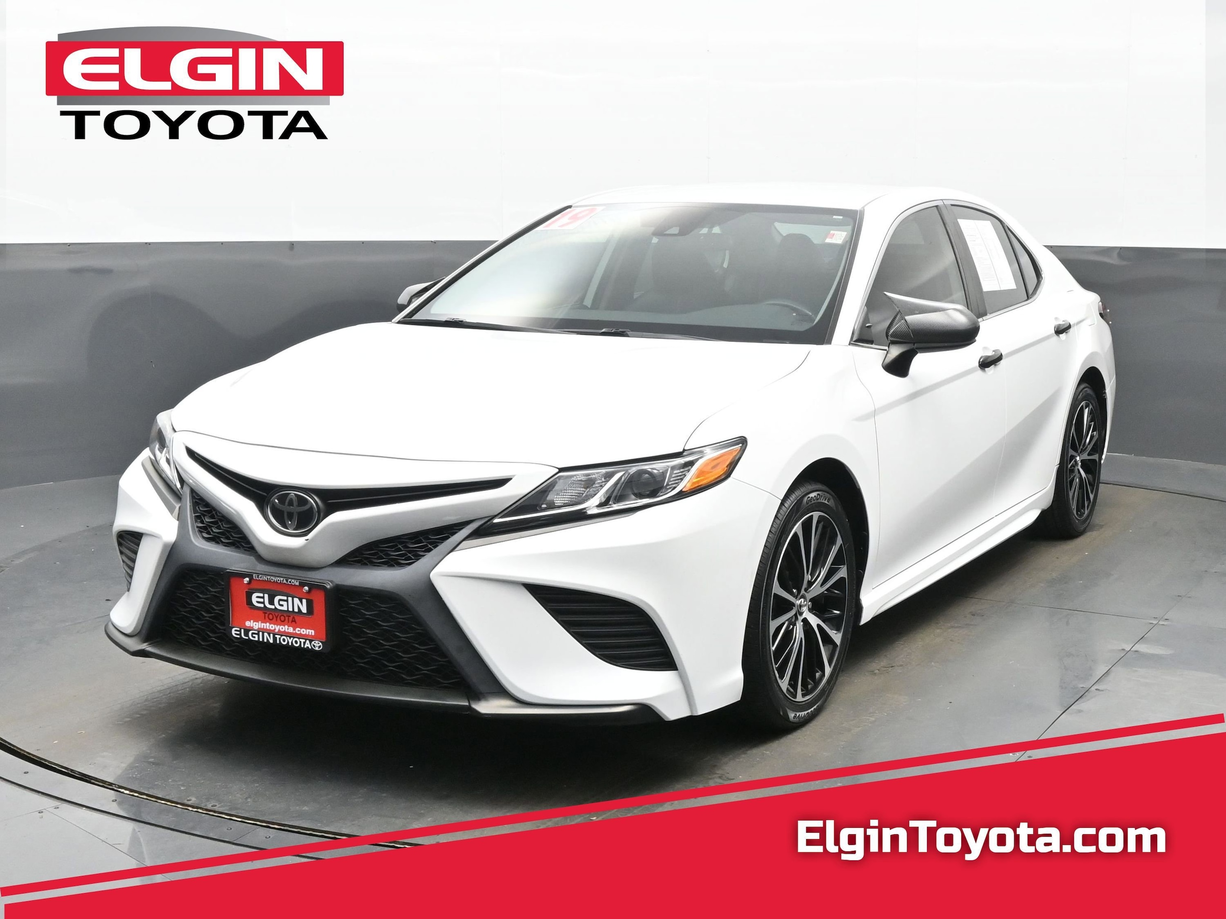 2019 Toyota Camry SE's photo