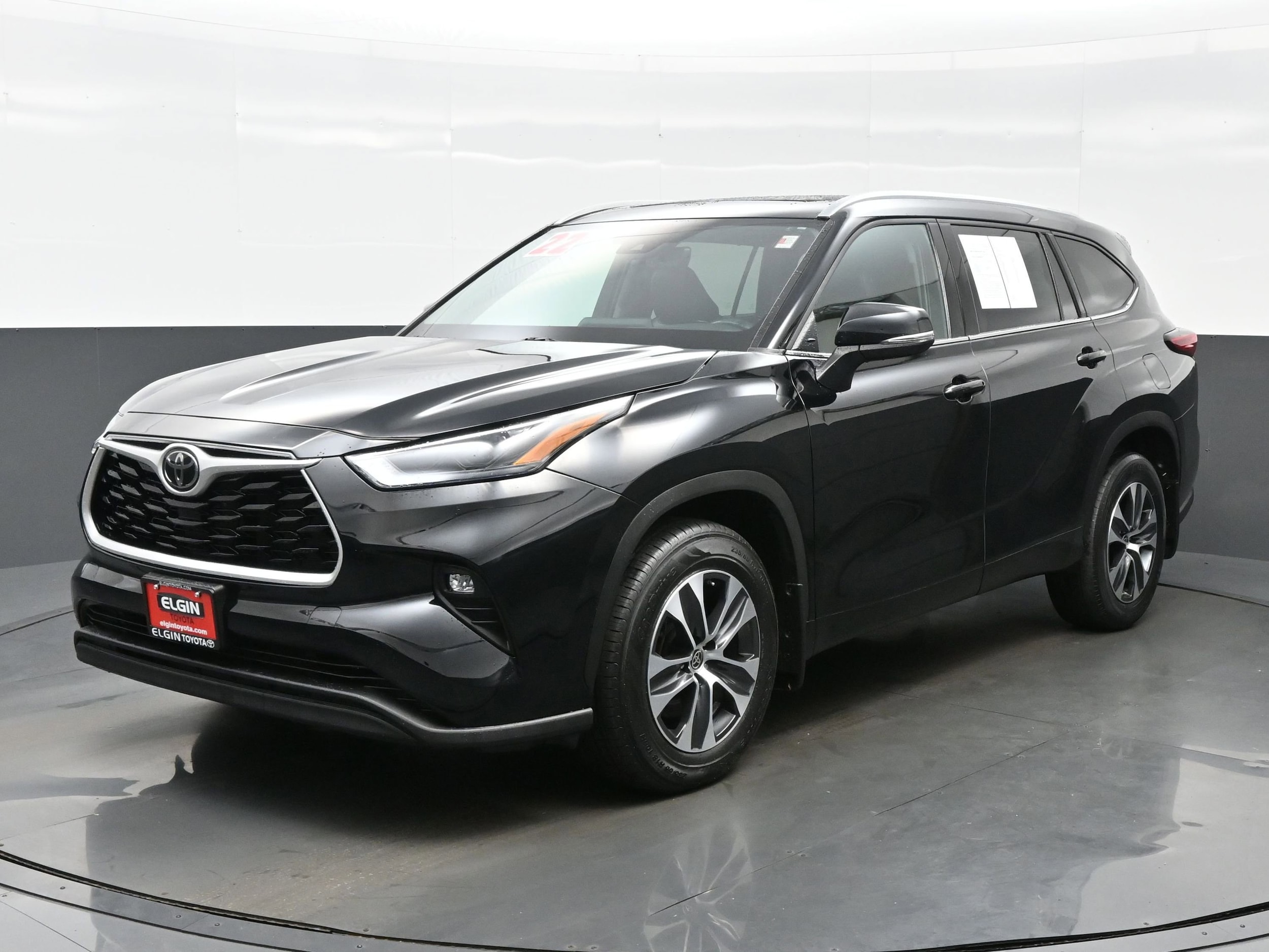 Used 2022 Toyota Highlander XLE with VIN 5TDGZRBH5NS236899 for sale in Streamwood, IL