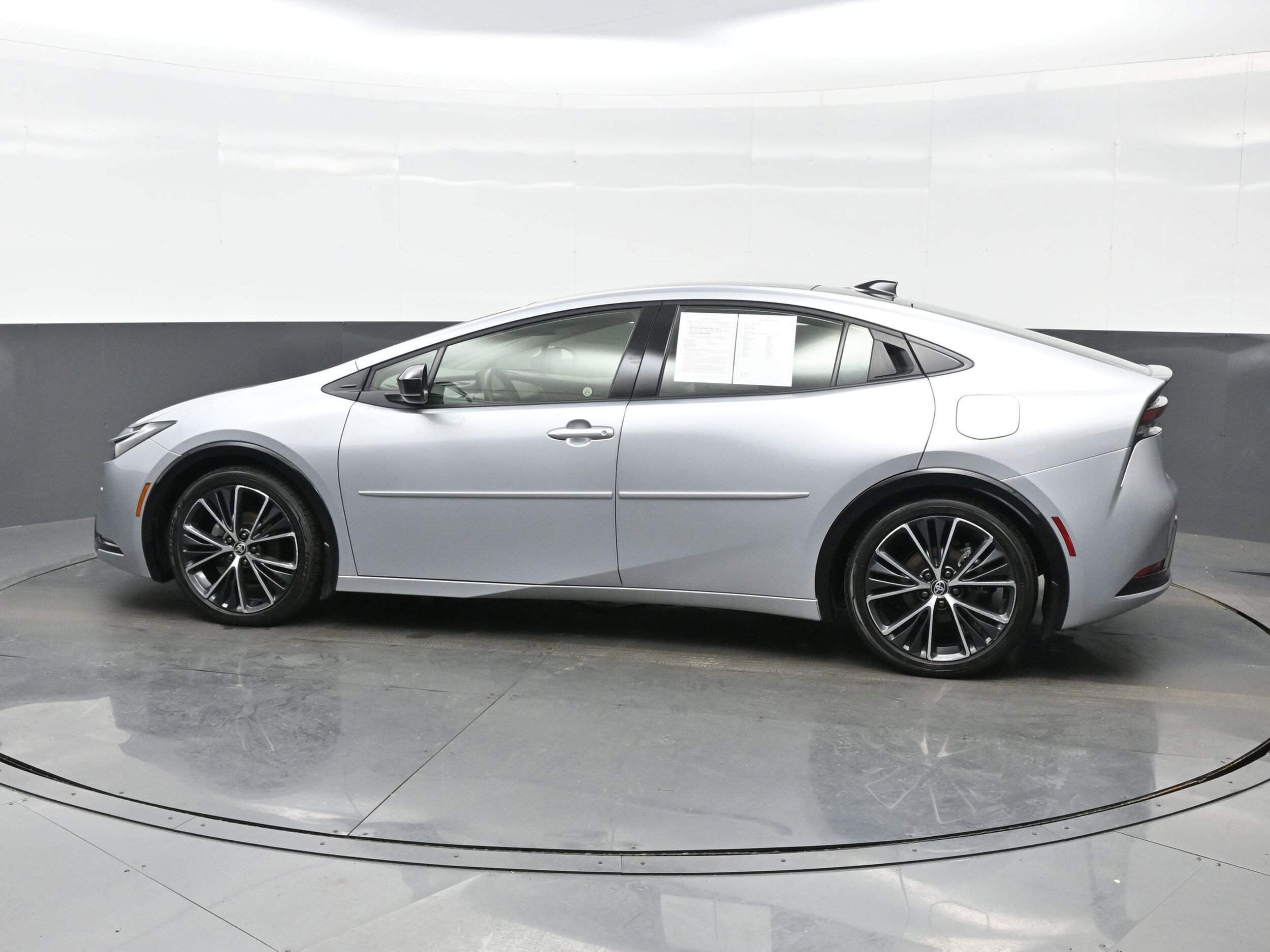 2025 Toyota Prius XLE photo 3