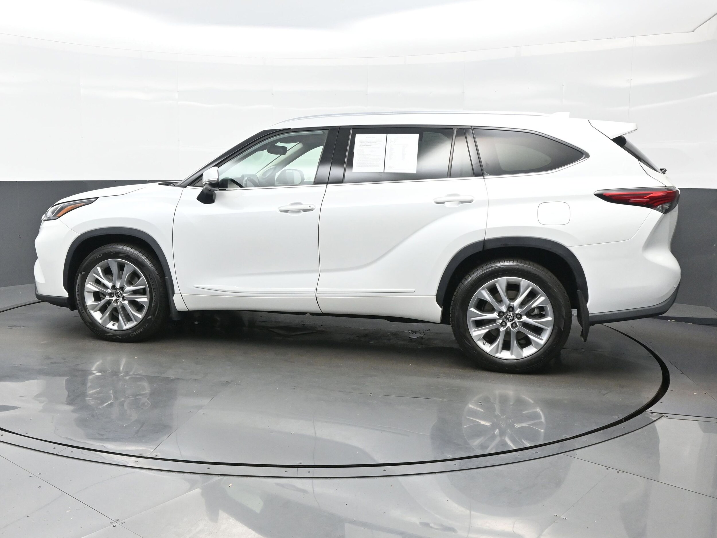 2022 Toyota Highlander Limited photo 3