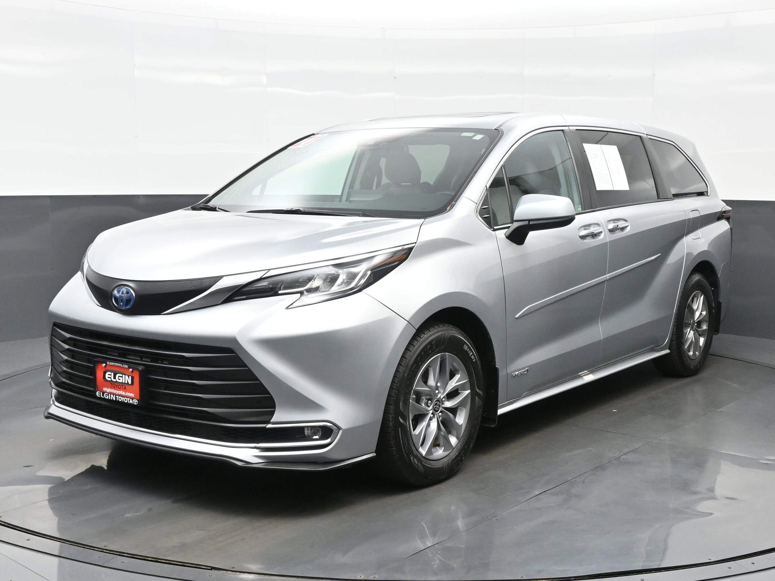 2021 Toyota Sienna XLE photo 2