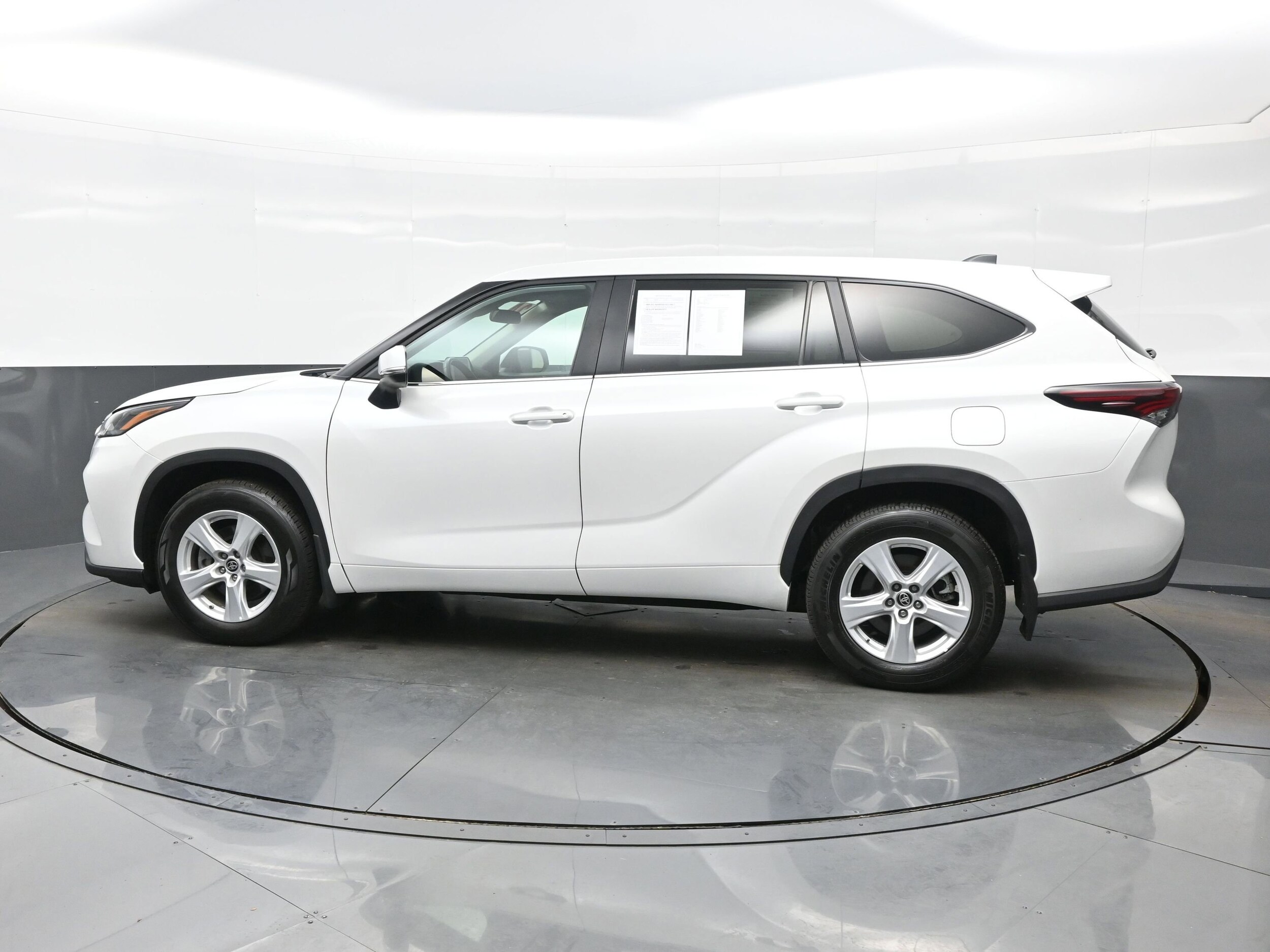 2024 Toyota Highlander LE - Photo 3