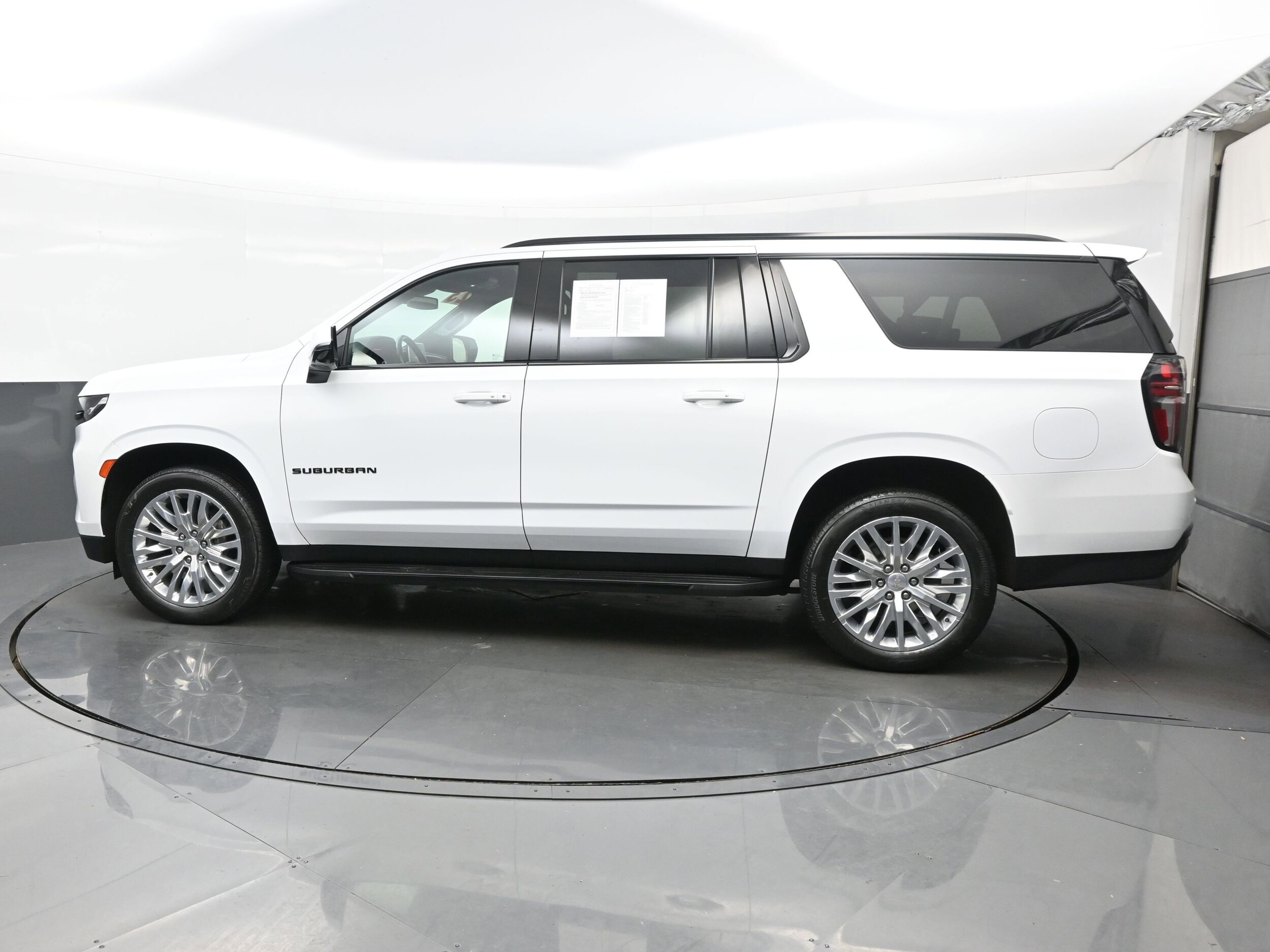 2023 Chevrolet Suburban RST photo 3