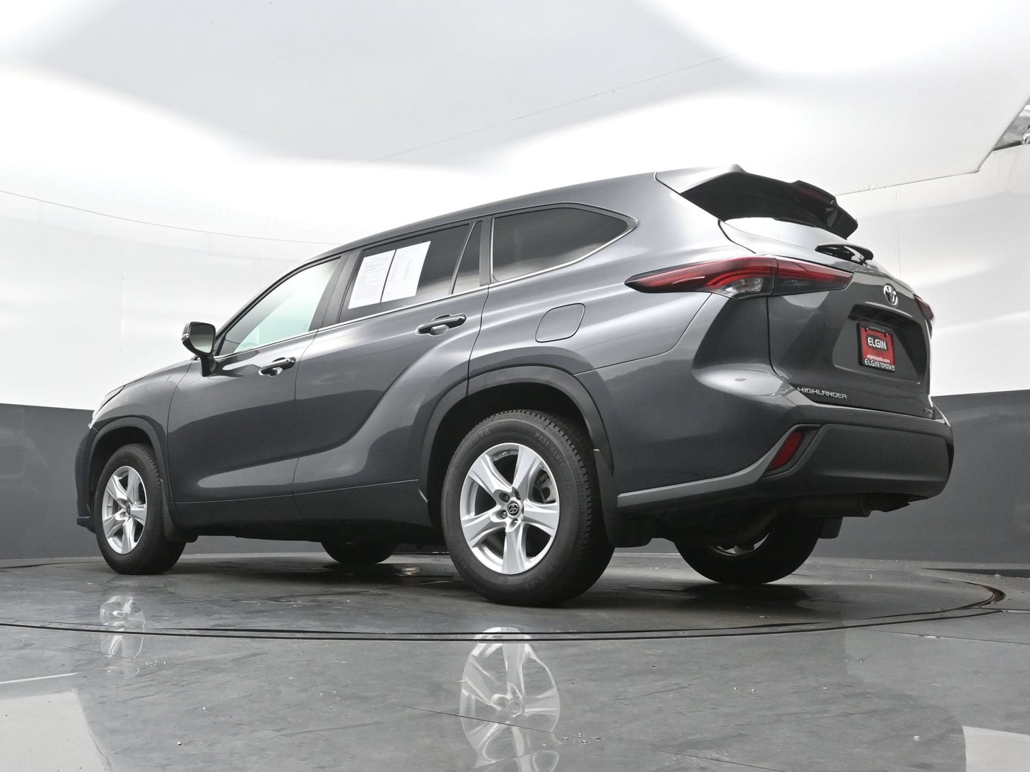 2024 Toyota Highlander LE - Photo 31