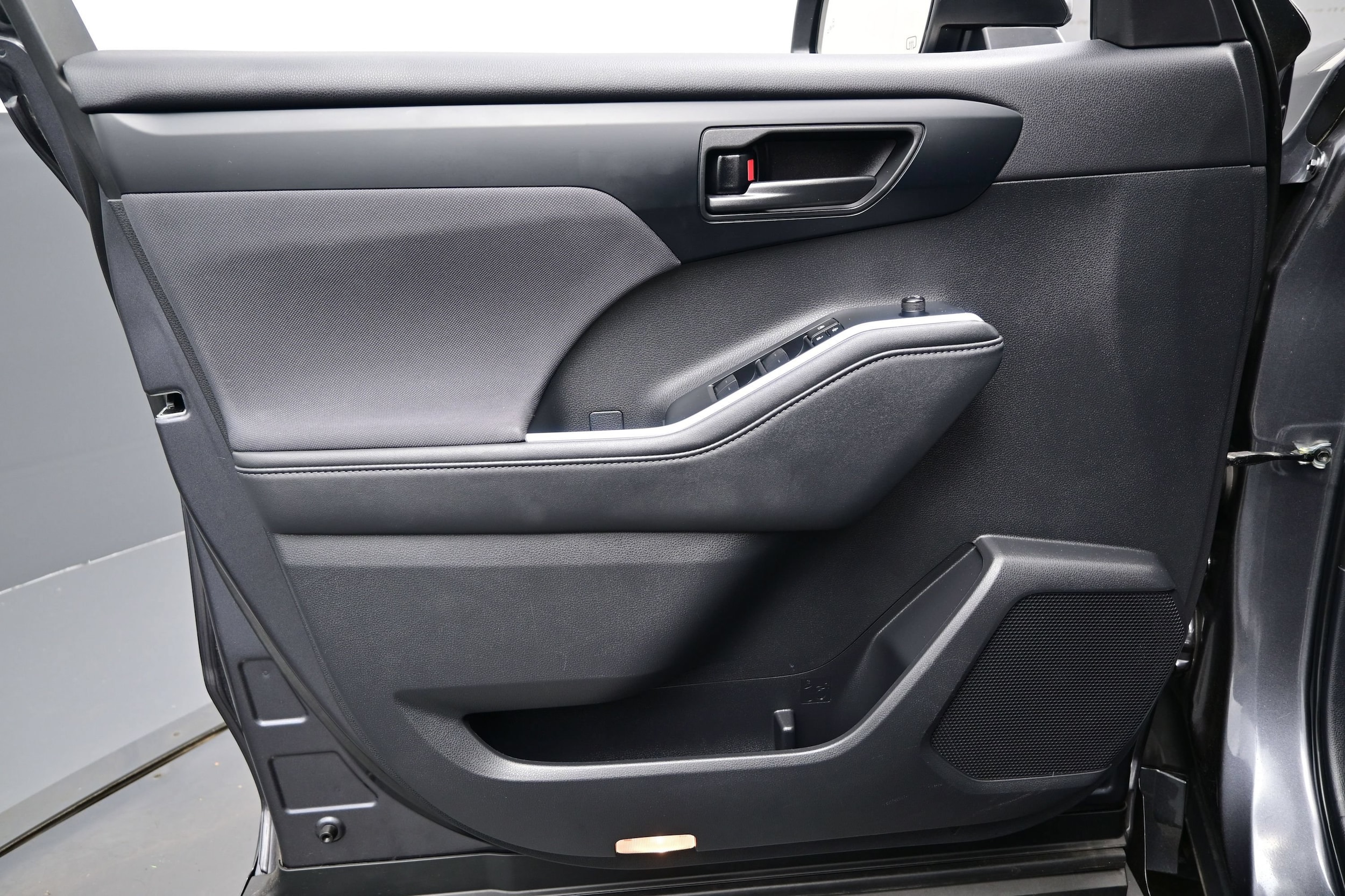 2024 Toyota Highlander LE - Photo 9