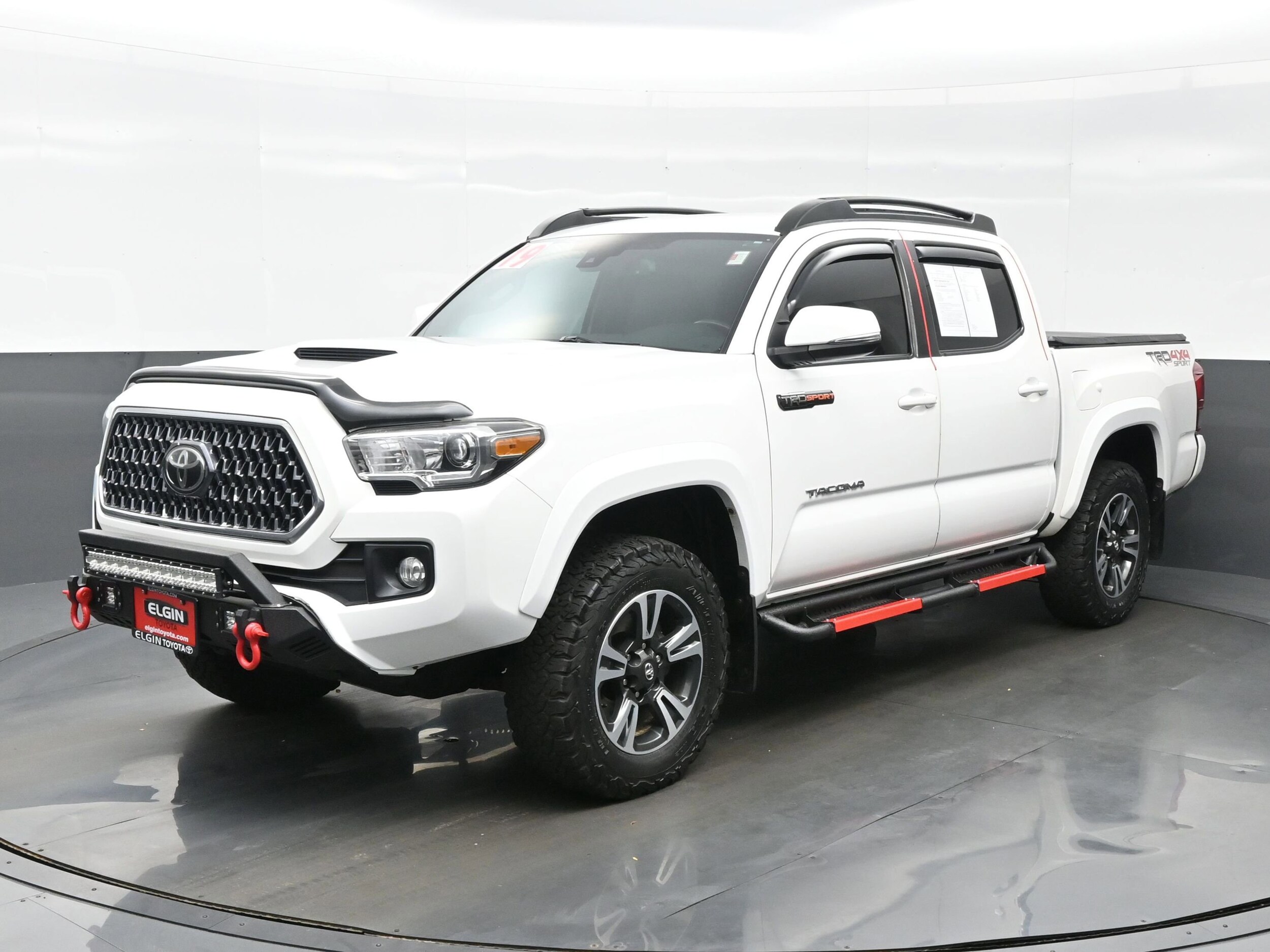 2019 Toyota Tacoma TRD Sport photo 2