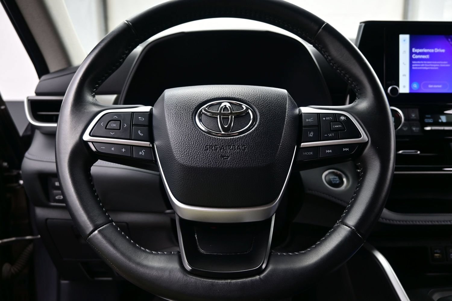 2024 Toyota Highlander LE - Photo 24