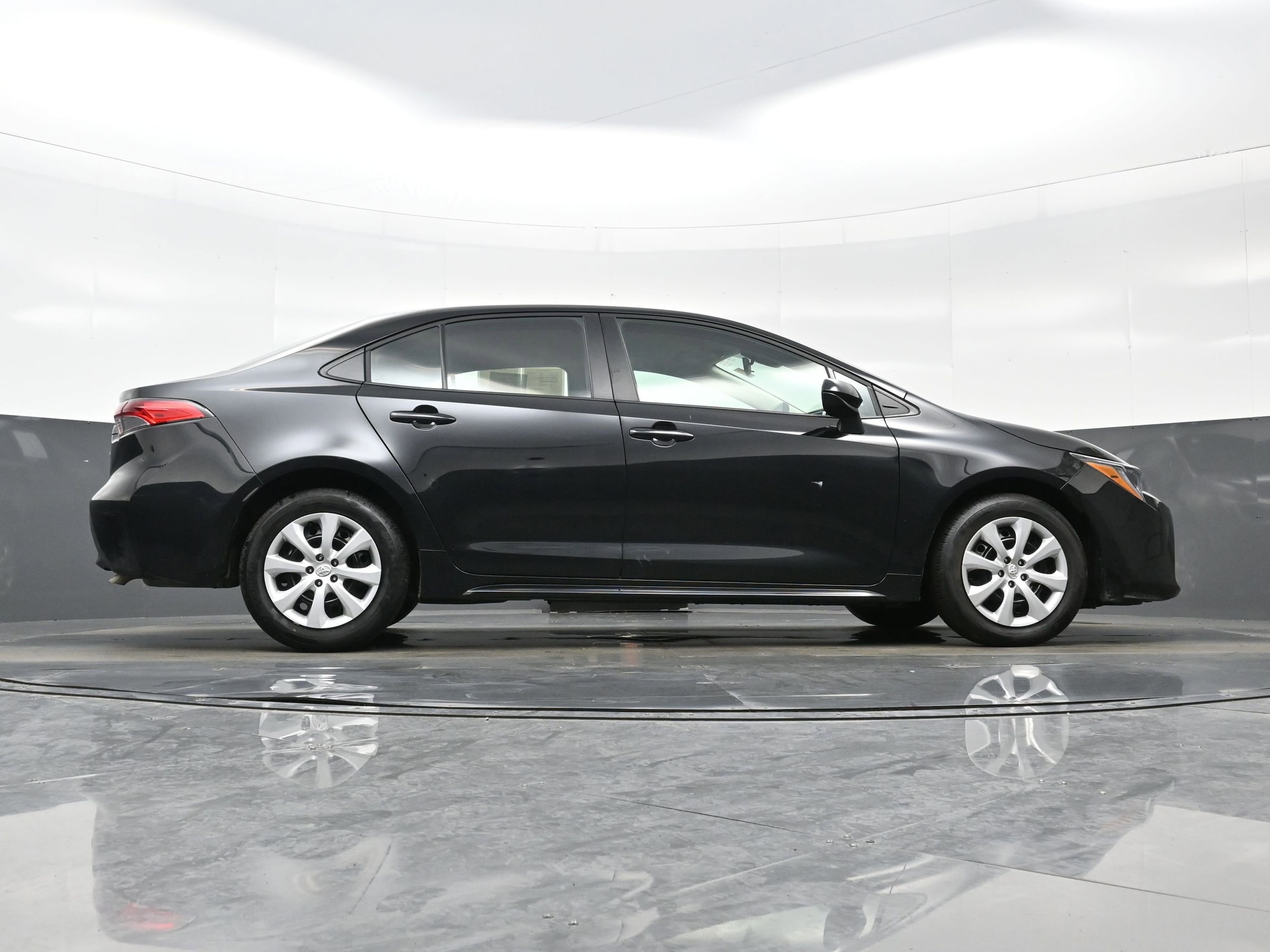 2025 Toyota Corolla LE - Photo 31