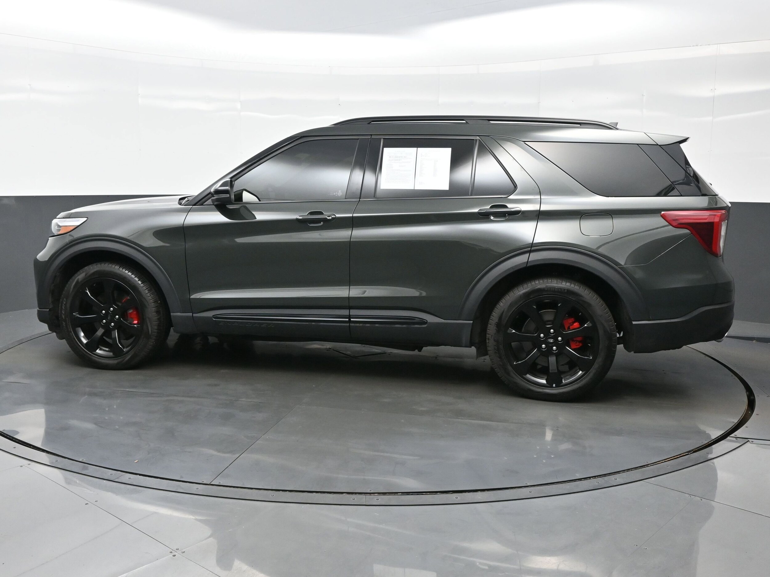 2023 Ford Explorer ST photo 3