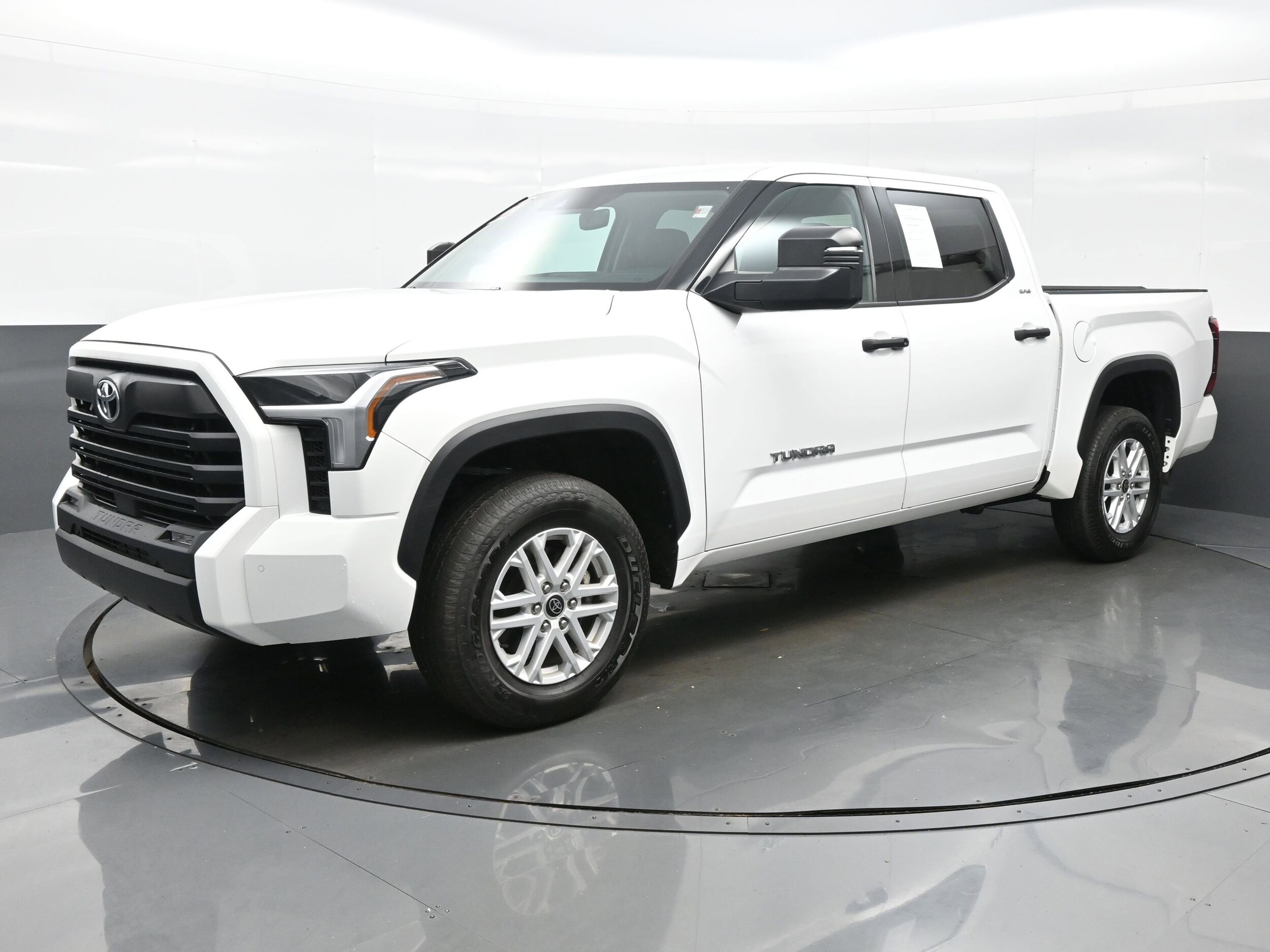 2022 Toyota Tundra SR5 CrewMax photo 2