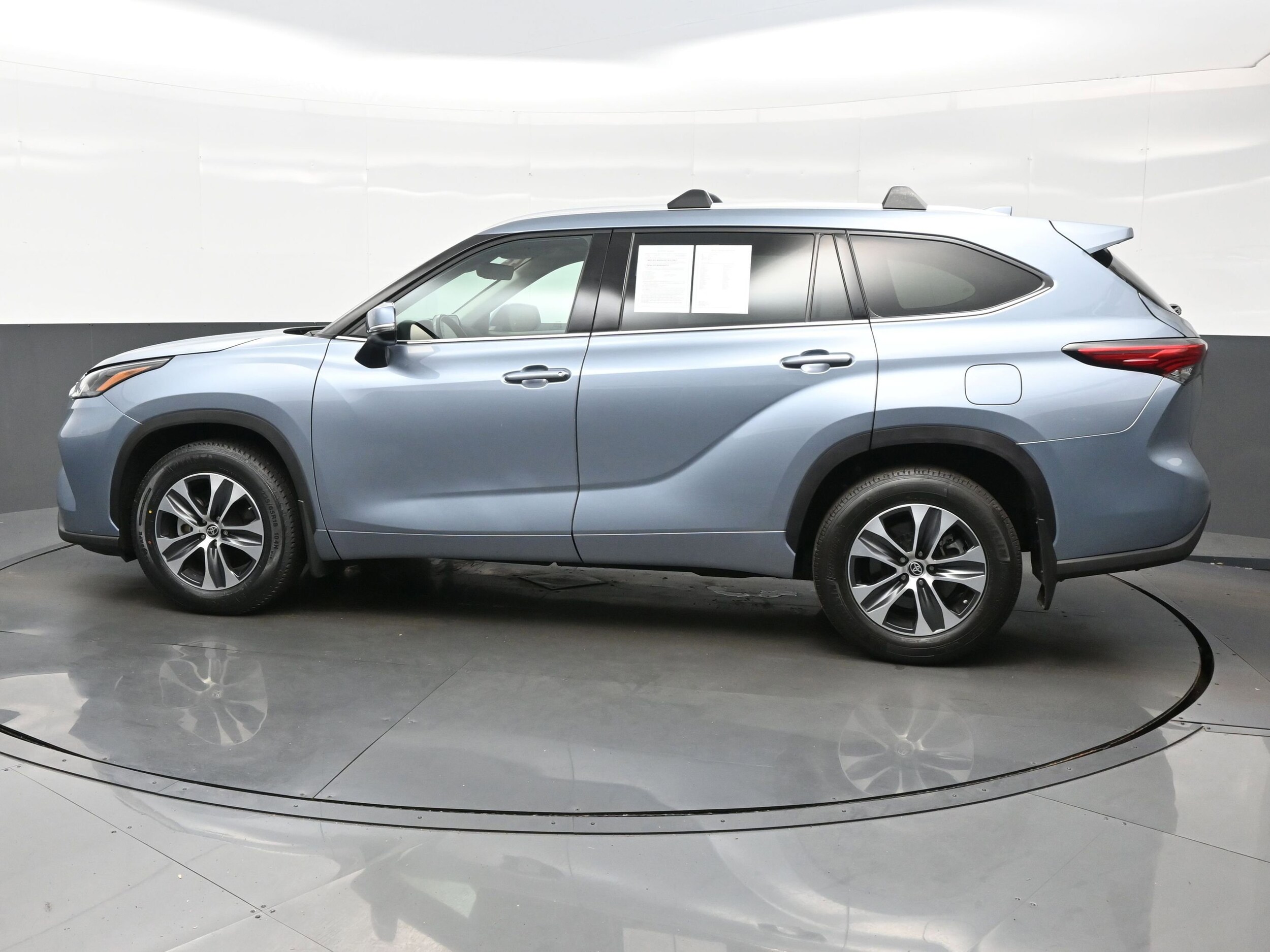 2022 Toyota Highlander XLE photo 3