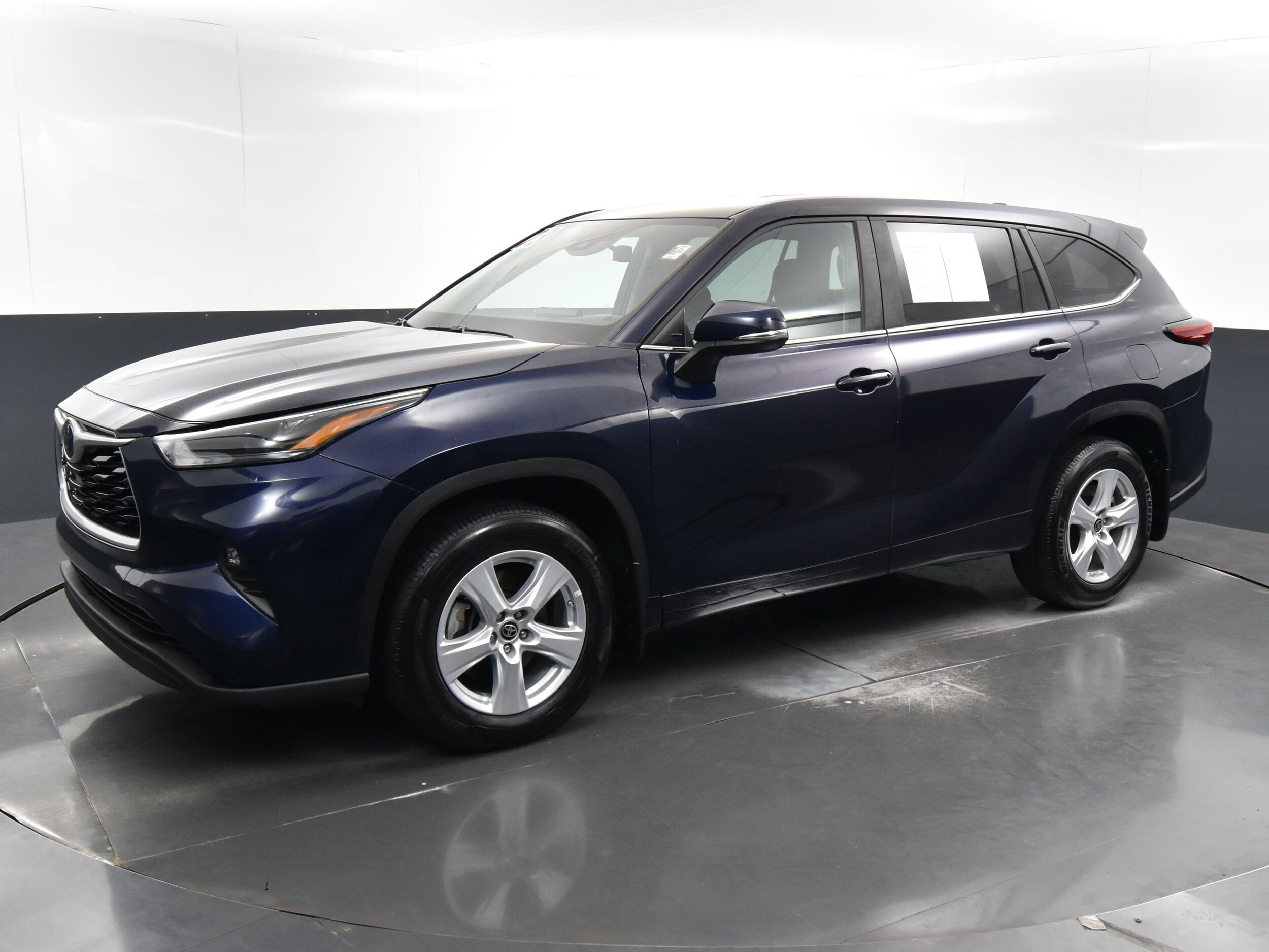 2023 Toyota Highlander LE photo 2