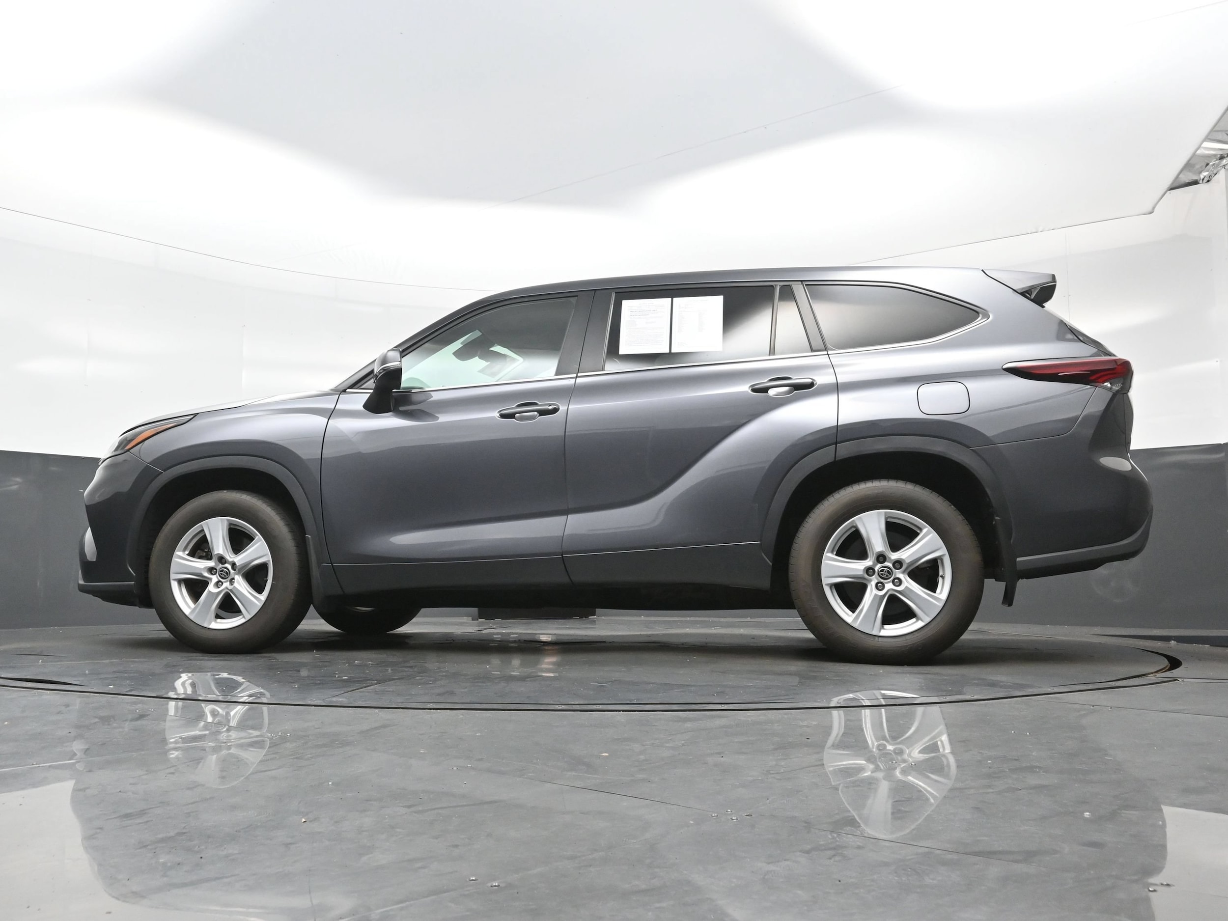 2024 Toyota Highlander LE - Photo 30