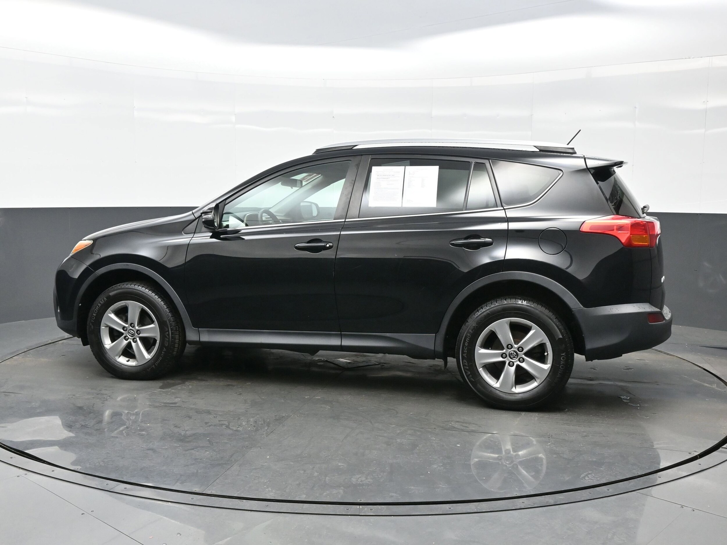 2015 Toyota RAV4 XLE photo 2