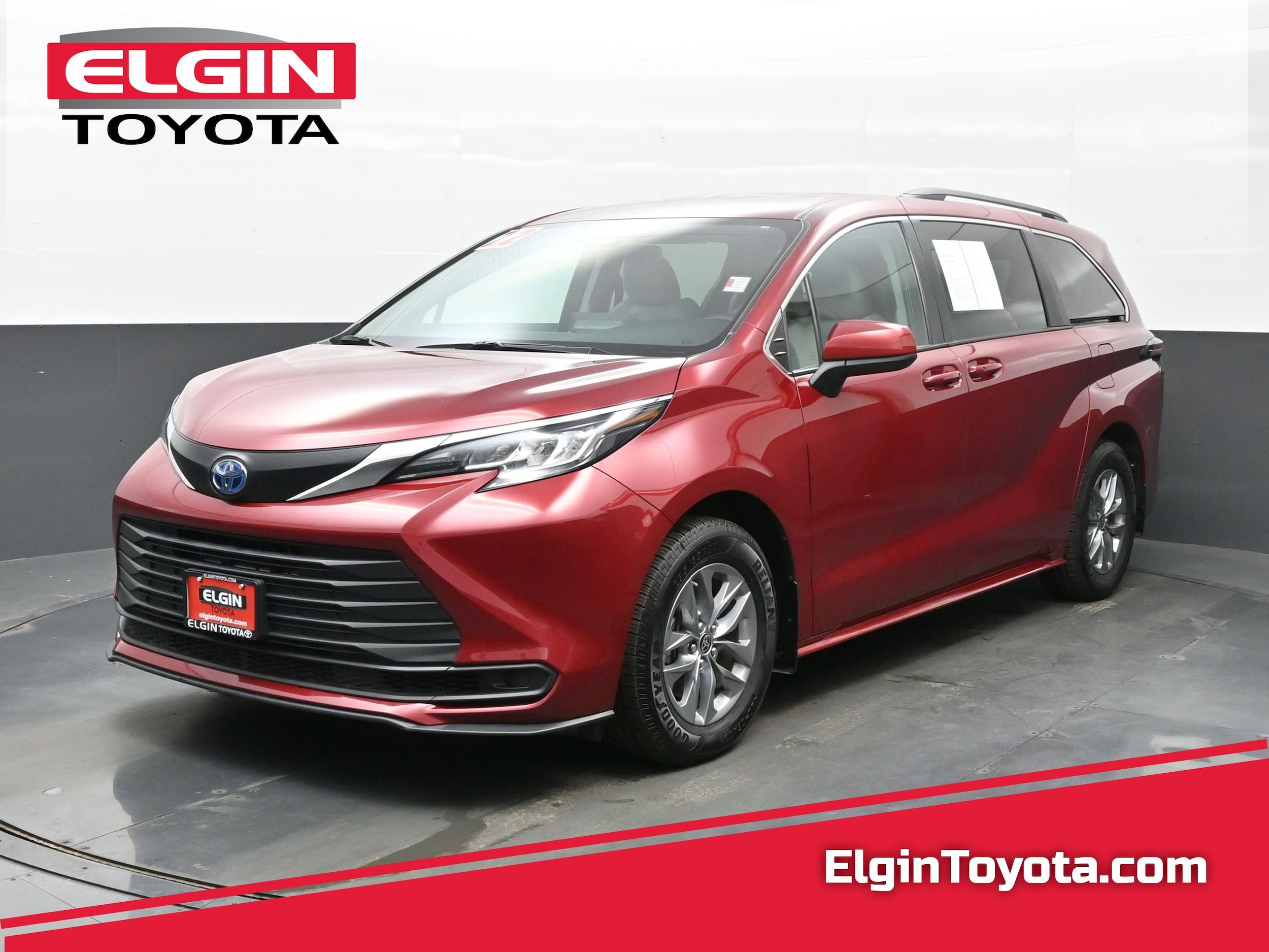 2022 Toyota Sienna LE's photo