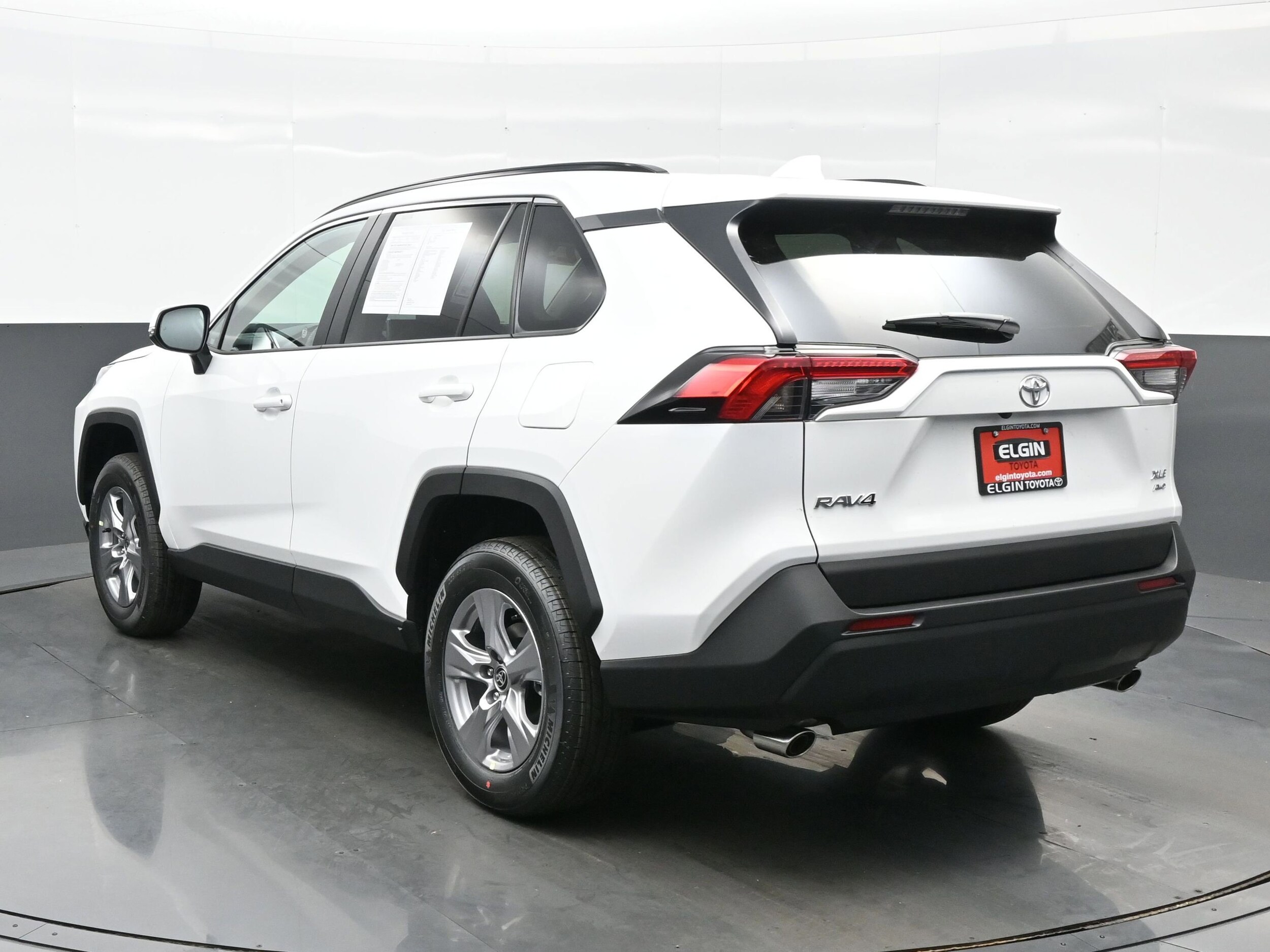 2025 Toyota RAV4 XLE photo 4