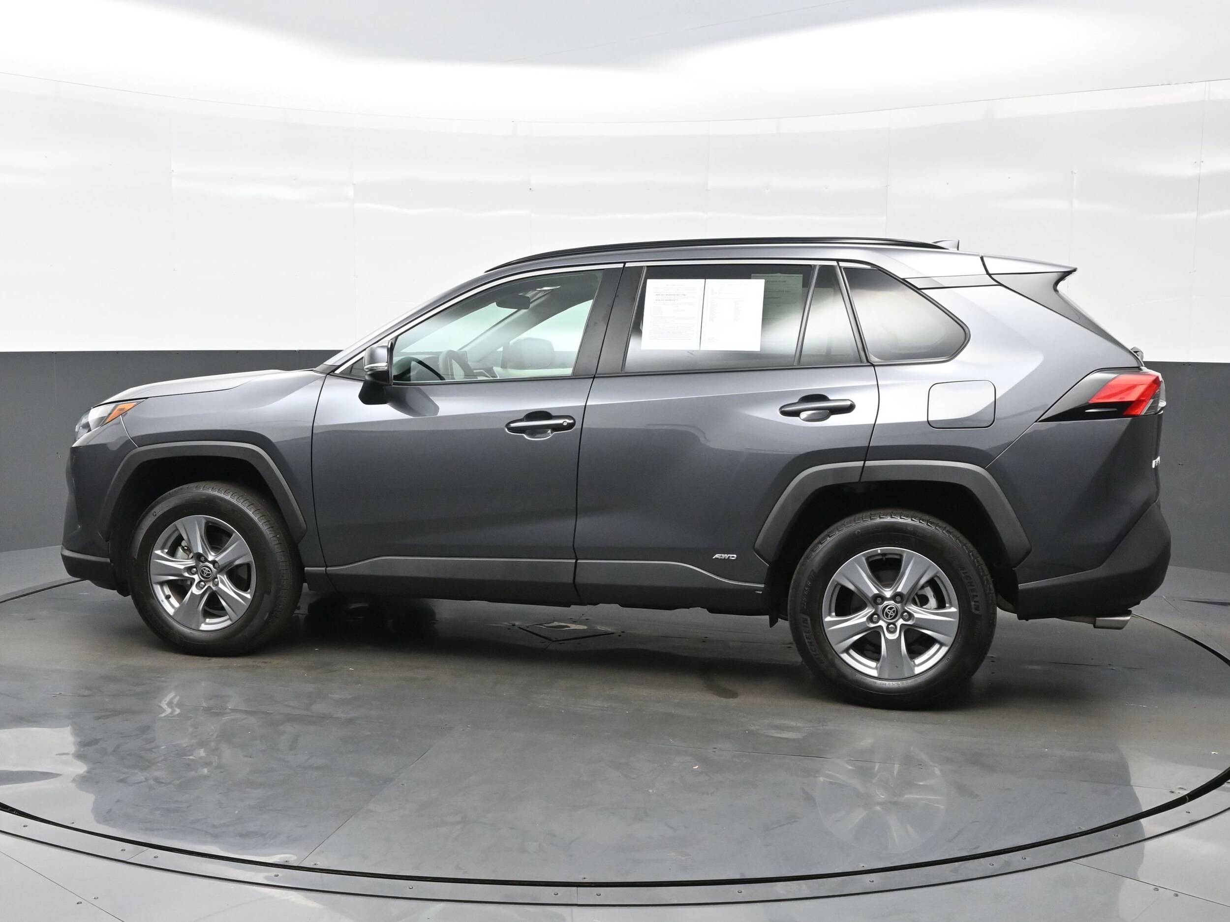 2022 Toyota RAV4 Hybrid XLE photo 3
