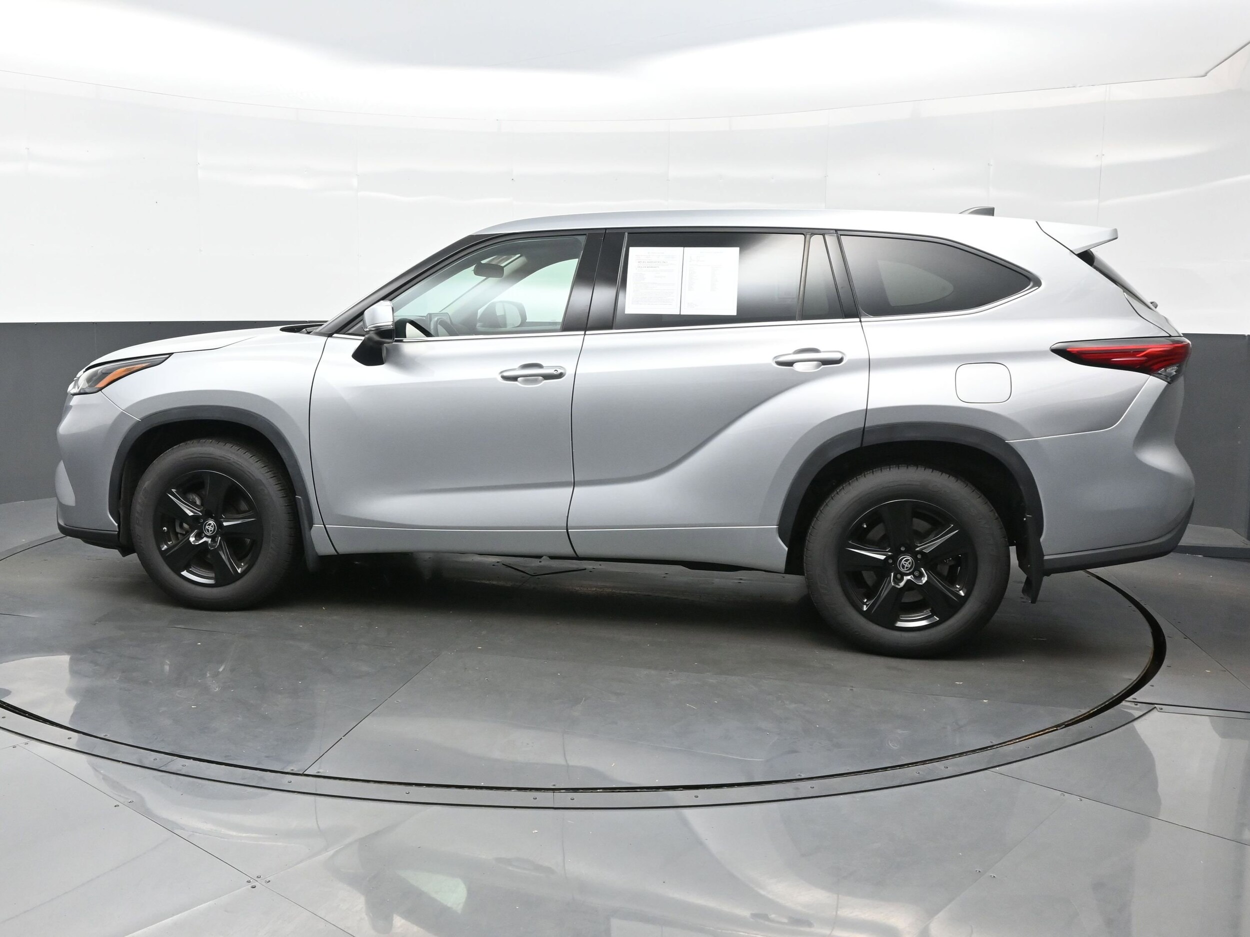 2022 Toyota Highlander LE photo 2