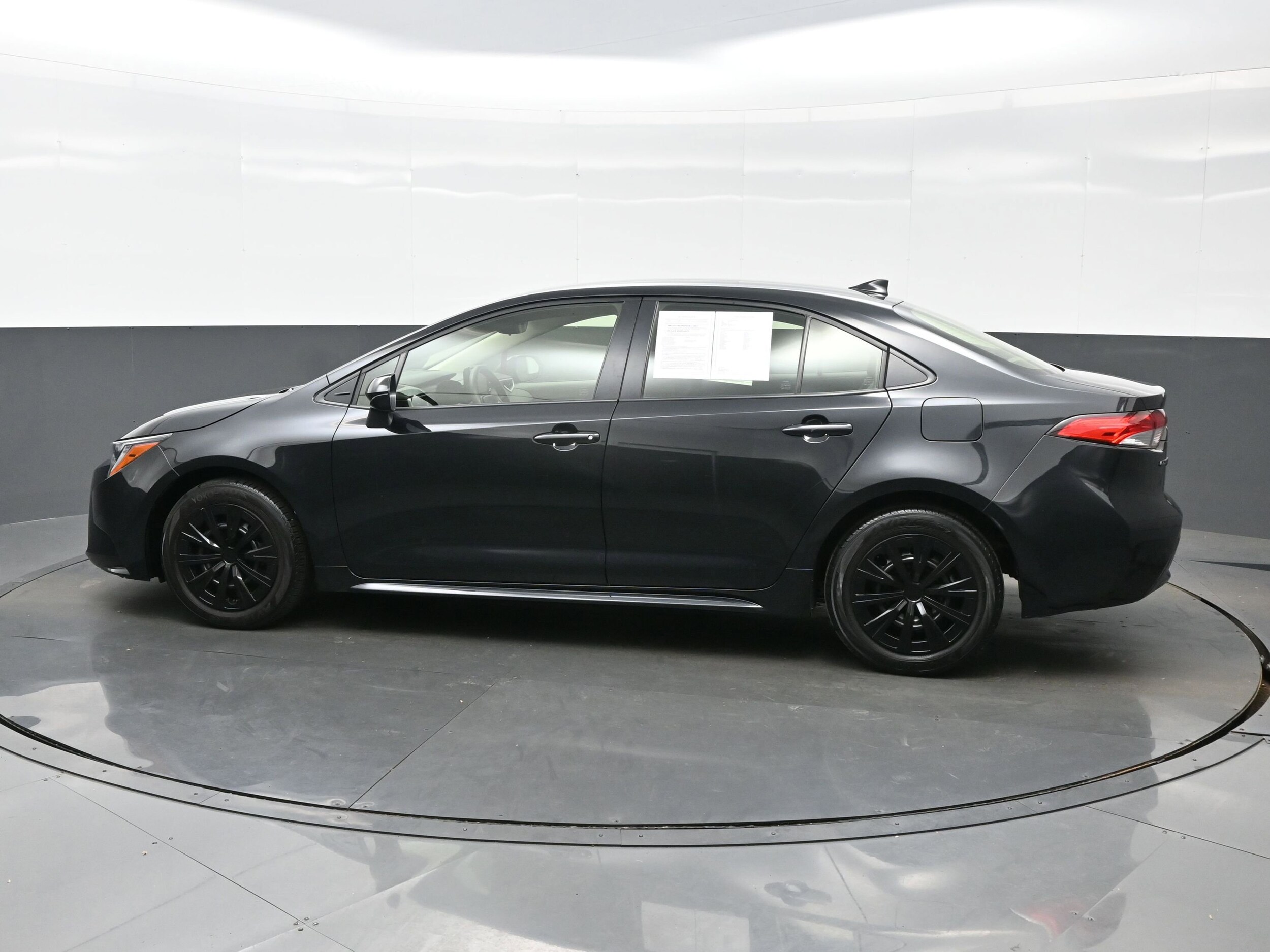 2022 Toyota Corolla LE photo 3