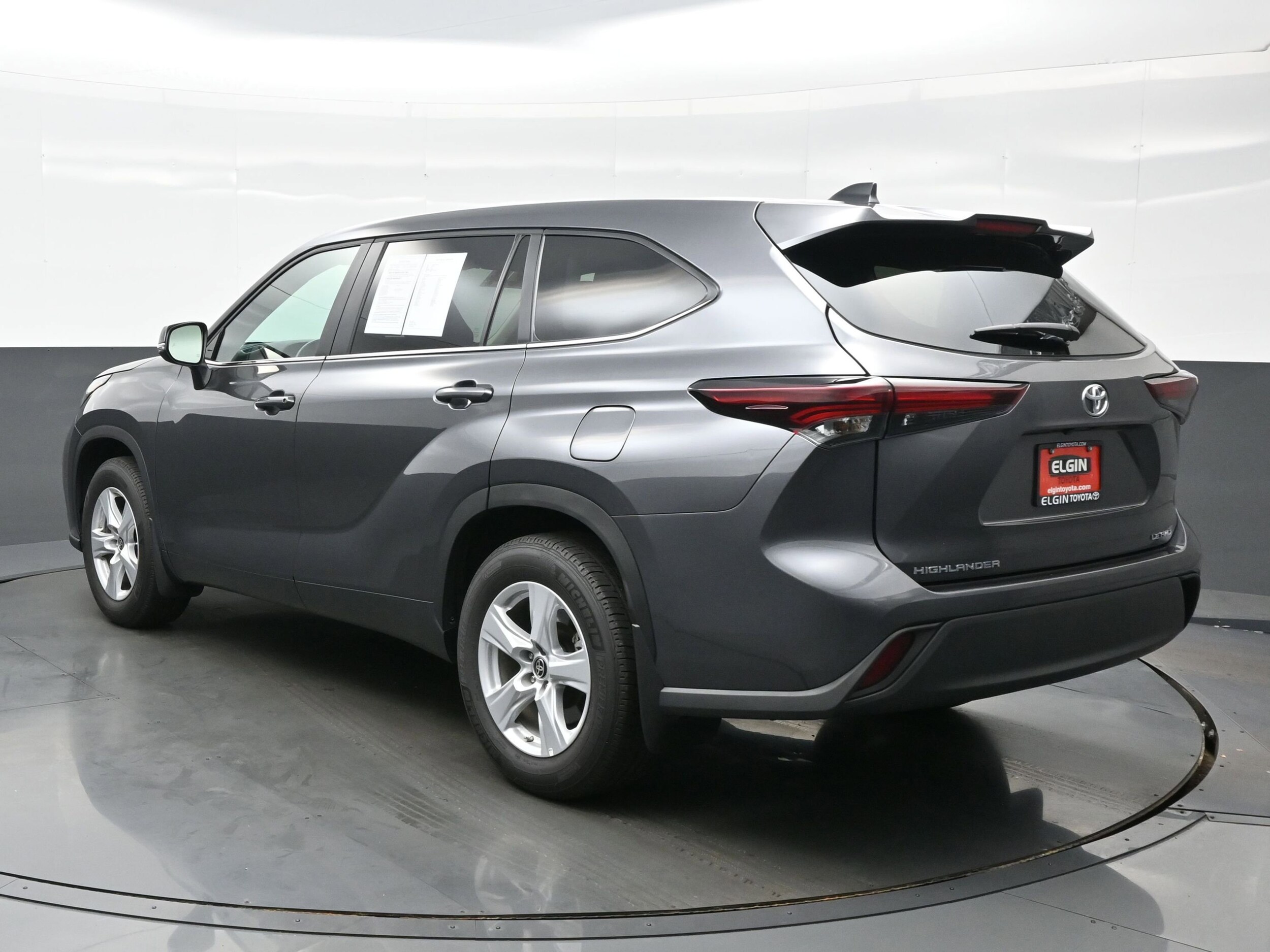 2024 Toyota Highlander LE photo 4