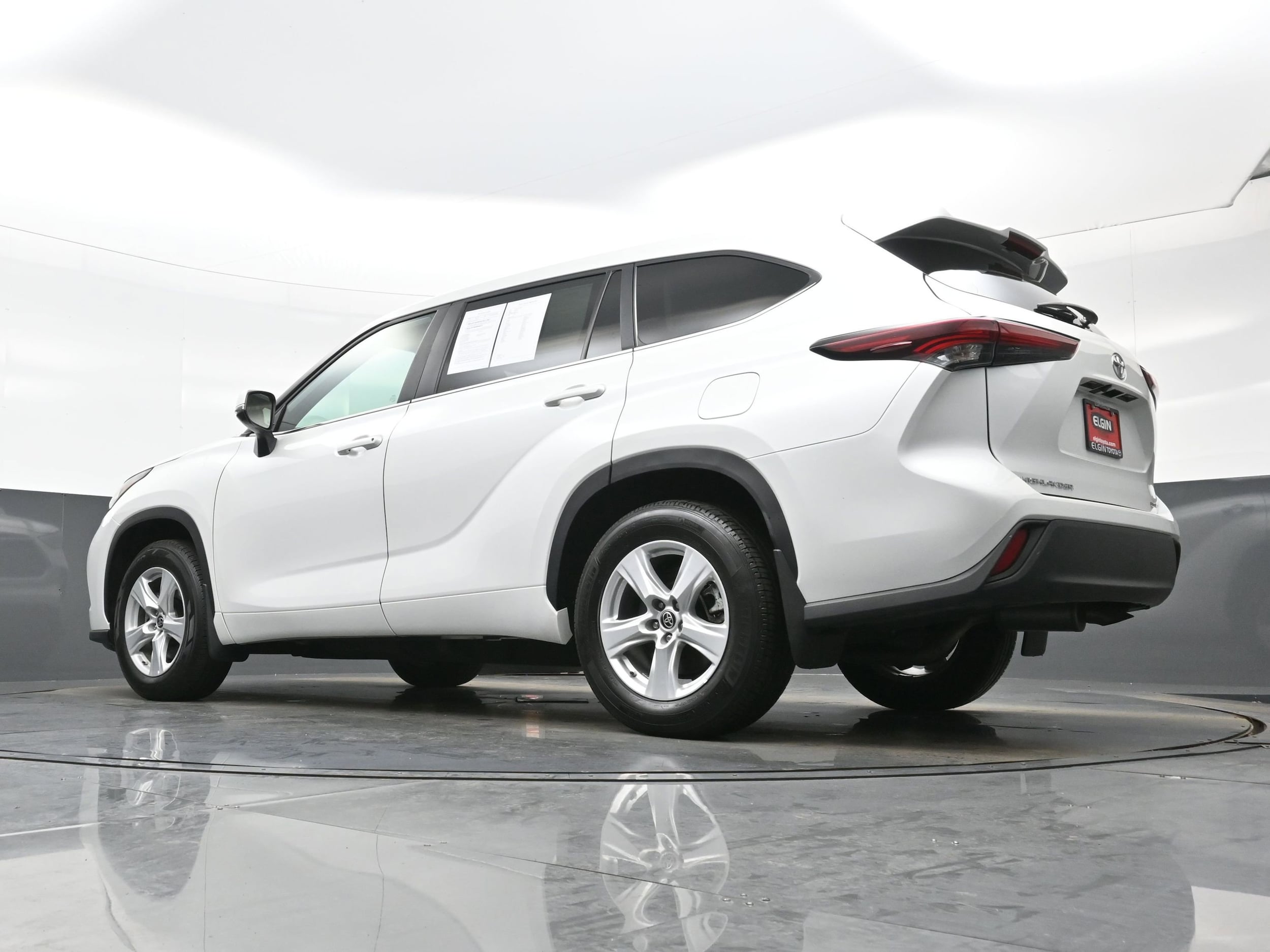 2024 Toyota Highlander LE - Photo 30